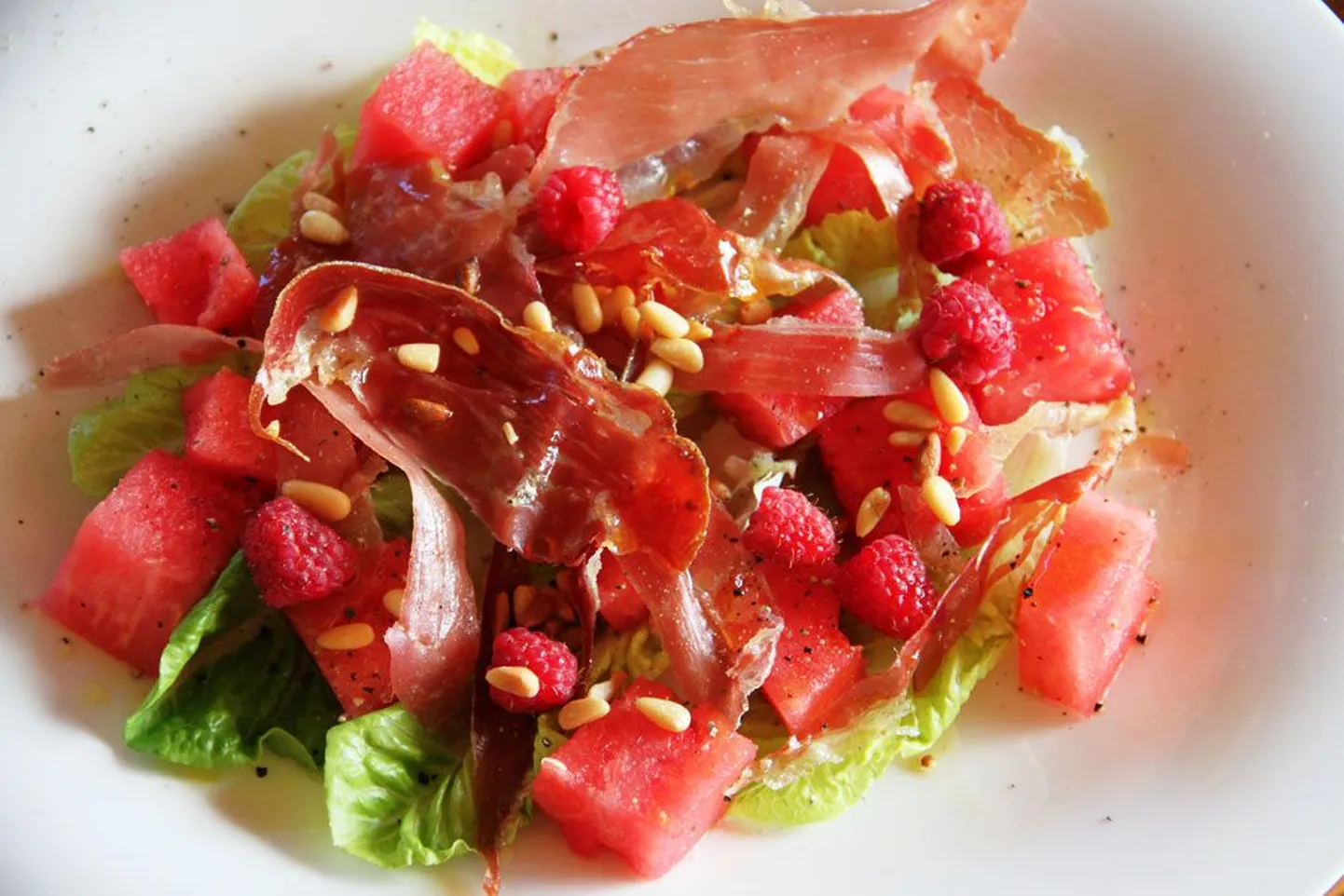 Arbuusi, vaarika ja vinnutatud singi salat