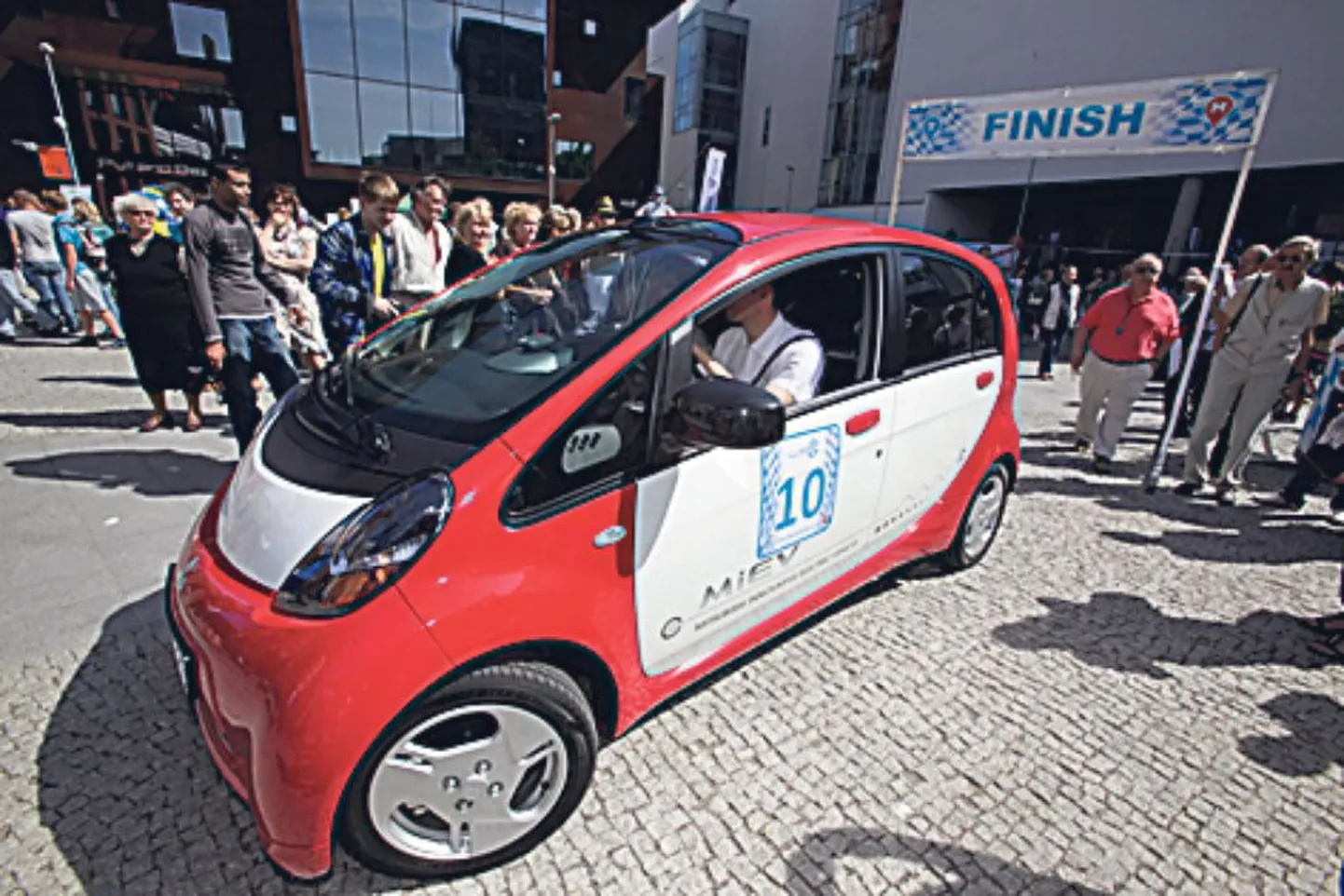Elektriautod sõitsid läbi Pärnu Monte Carlosse ka eelmisel aastal.