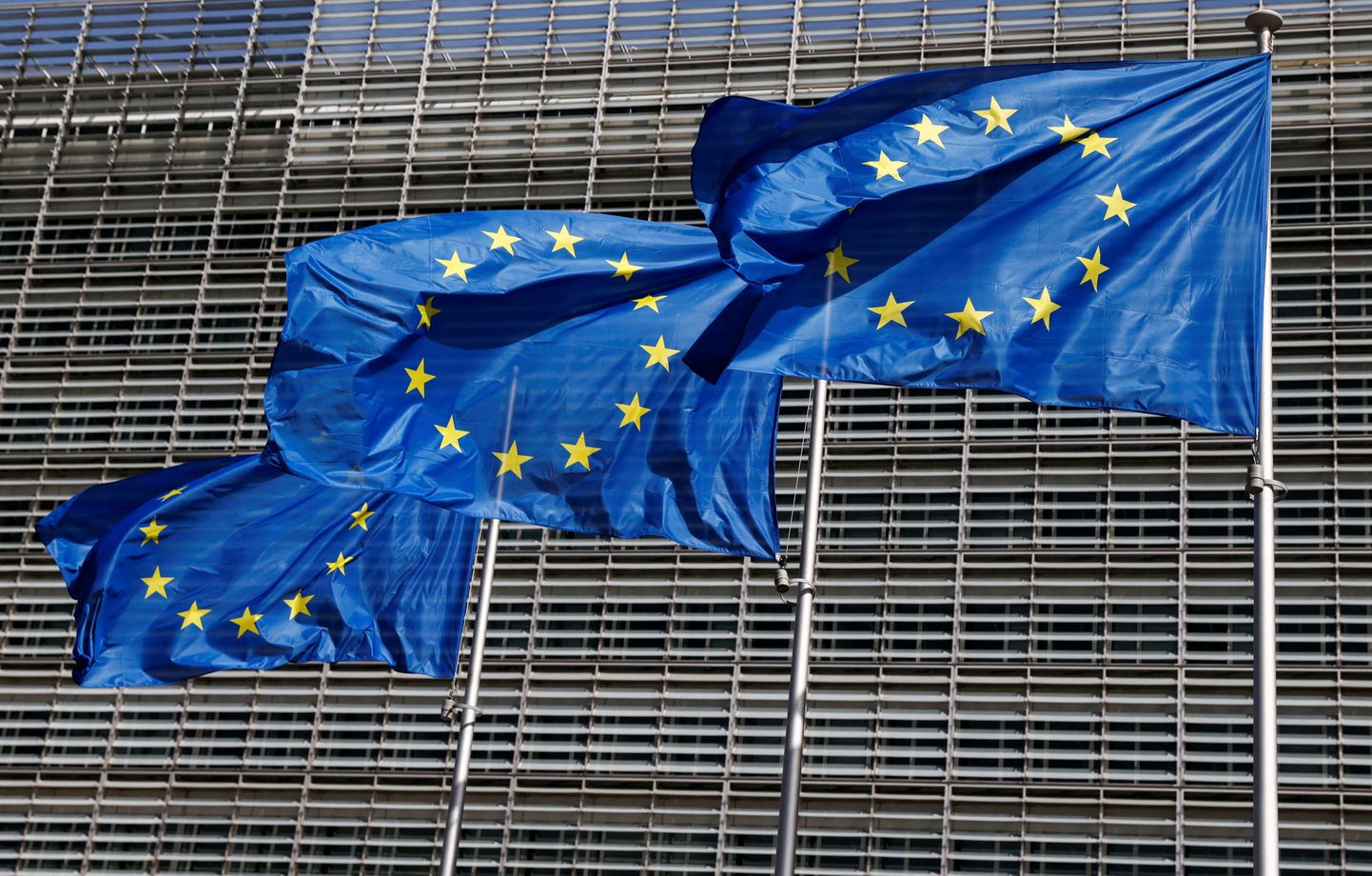 Euroopa Liidu lipud Euroopa Komisjoni peakorteri ees Brüsselis 17. juuni 2022.