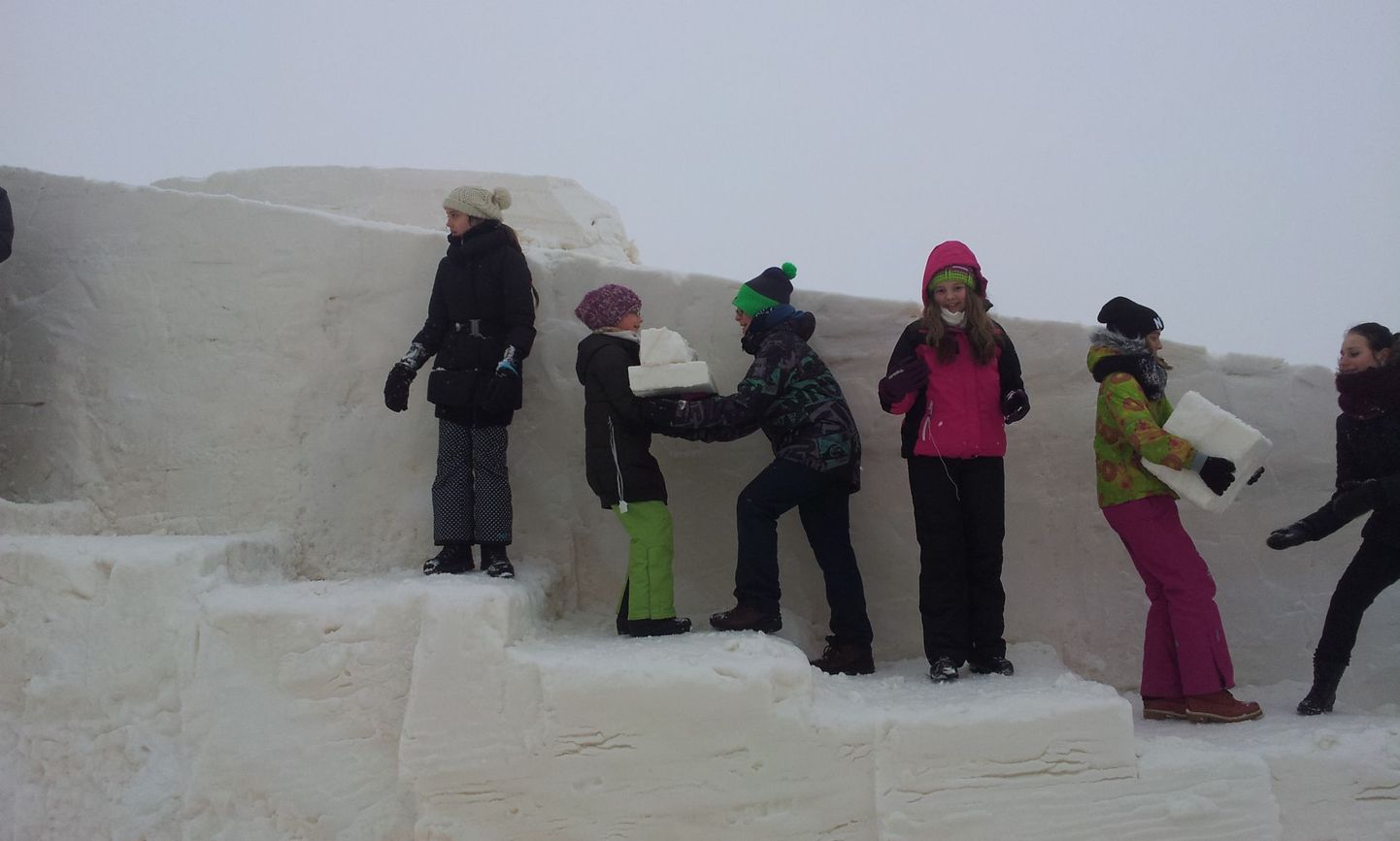 Reedel osales Rääma põhikooli õpilasesindus jääfestivali lumeakadeemias, kus ehitati päevaga valmis kaks lumest vaatlustorni.