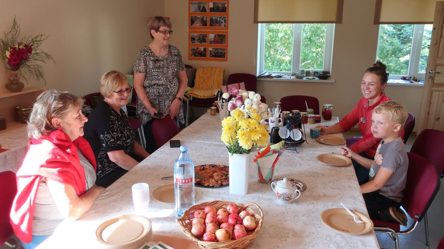 Naisteklubi Kolmapäev pakkus külalistele õunu ja õunakooki. mati määrits