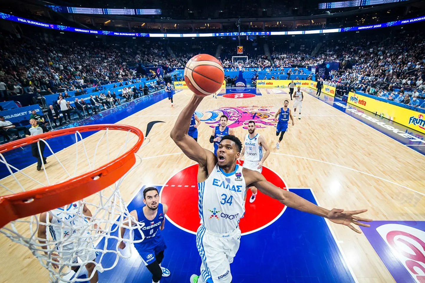 Tomas Satoransky (nr 8.) jäi oma söötudega Giannis Antetokounmpo vastu võimetuks.