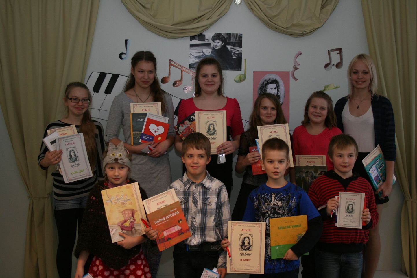 Audru valla etlejate konkursi "Koidulauliku valgel" auhinnatud õpilased.