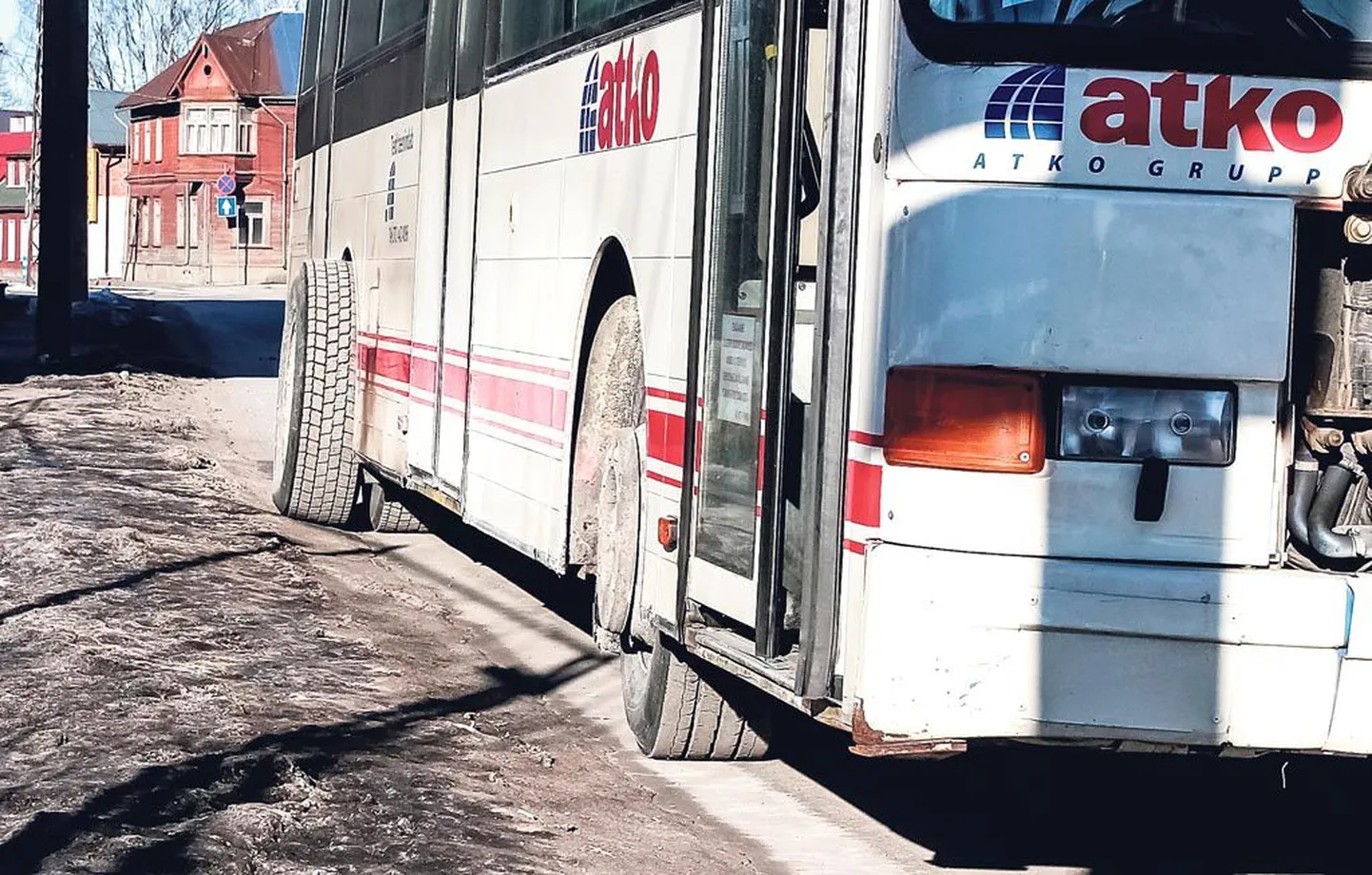 Atko bussidega on probleeme nii Pärnu- kui Viljandimaal.