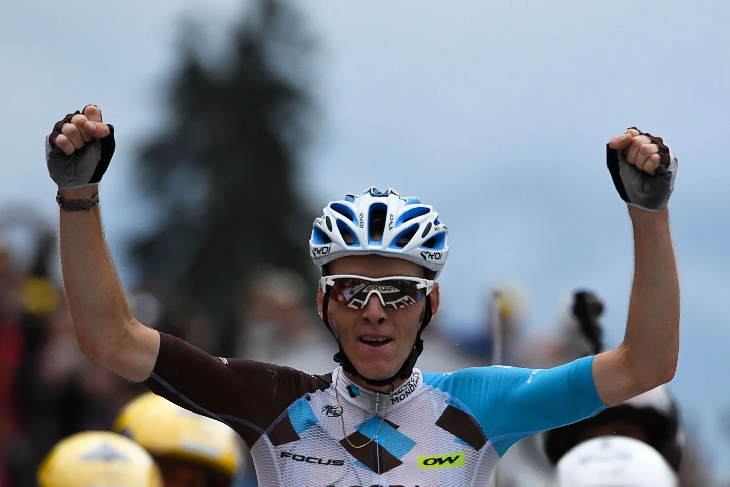 Romain Bardet tähistamas 19. etapi võitu.