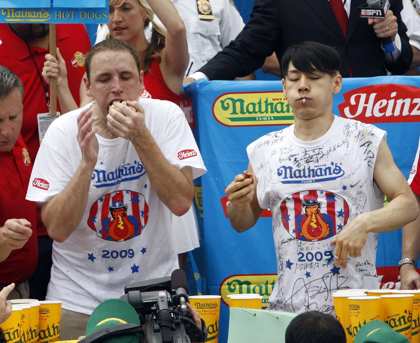 Joey Chestnut (vasakul) ja Takeru Kobayashi võistlesid 4. juulil 2009 New Yorgis Coney Islandil hot dog'ide söömises.