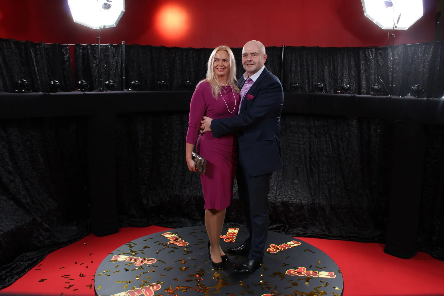 Minister Andres Anvelt koos ajakijrnaikust kaasa Kärt Anveltiga 3D kaameras
