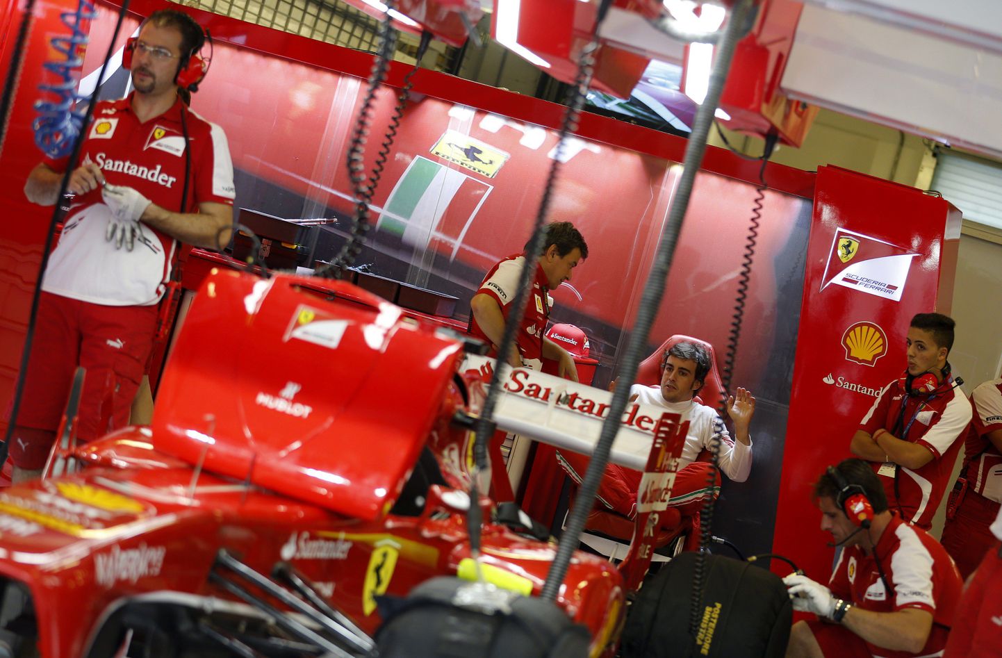 Ferrari esipiloot Fernando Alonso (vasakult kolmas) on mures, et Ferrari vormel ei näita sellel nädalavahetusel tavapärast kiirust