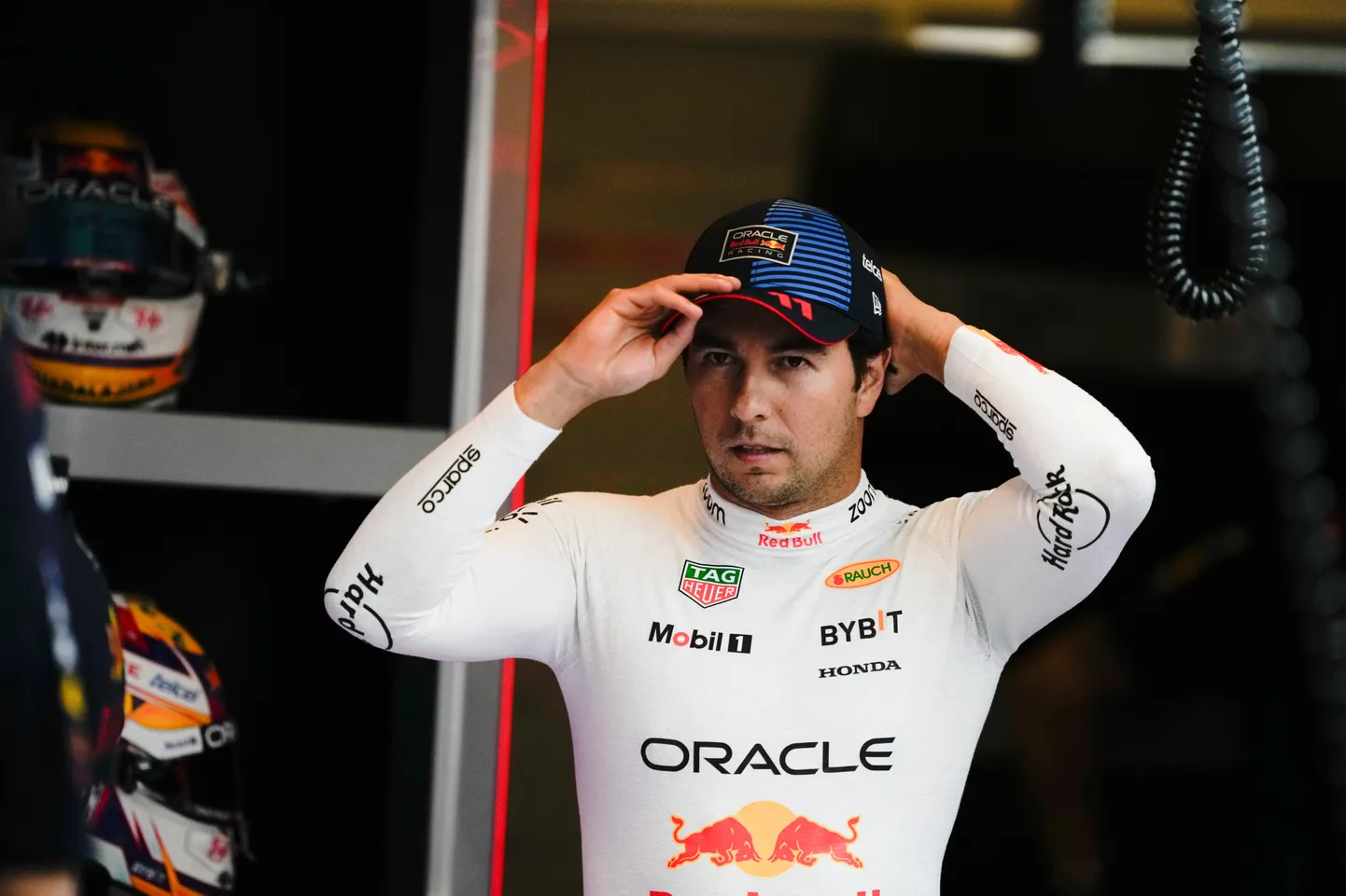 Sergio Perez sõitis Red Bulli meeskonnas neli hooaega. Esimesel aastal tuli ta punktitabelis neljandaks, seejärel kolmandaks ja 2023. aastal teiseks. 2024. aasta kujunes aga katastroofiliseks, ta oli sõitjate seas alles kaheksas ja sai tiimist hundipassi.