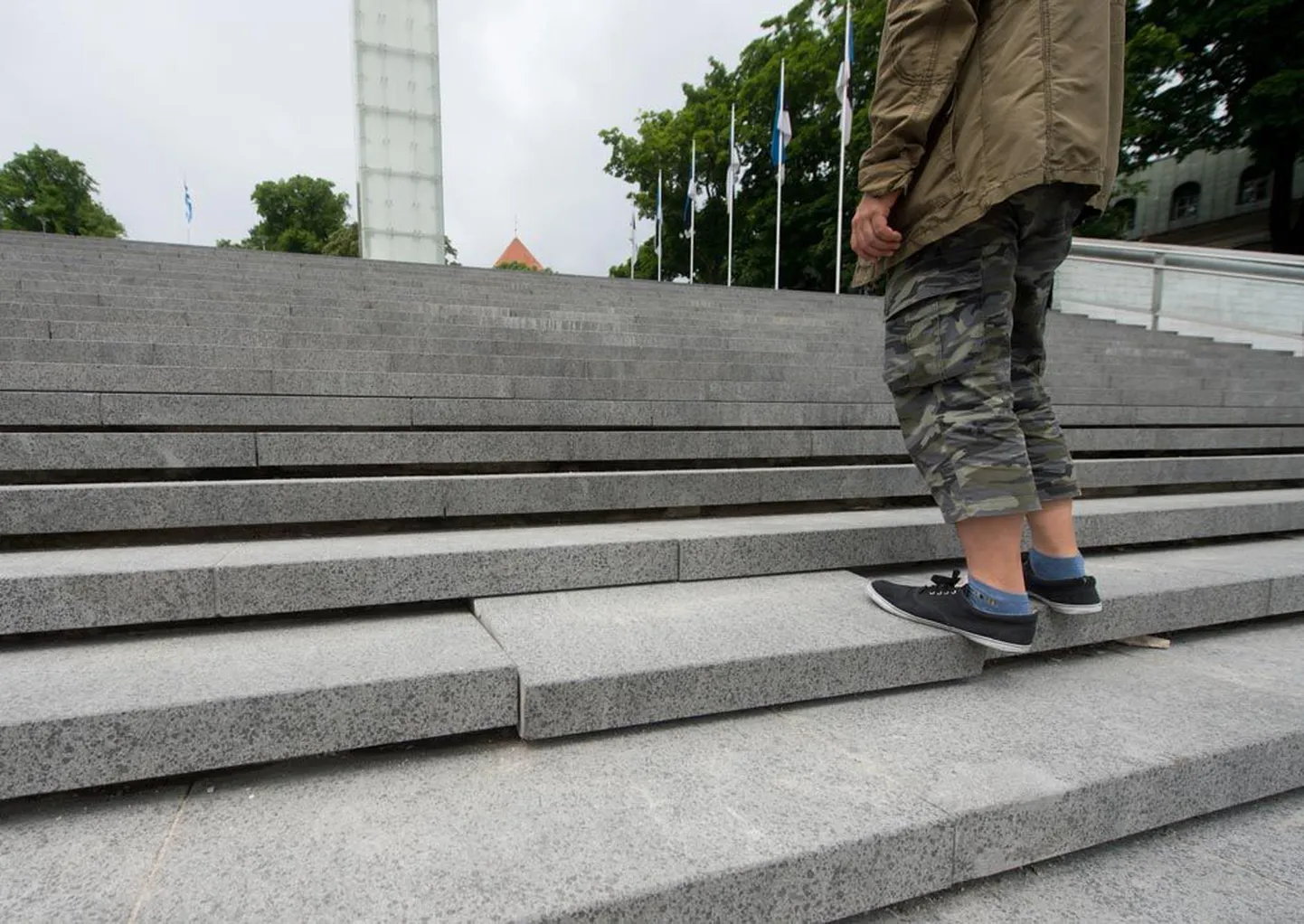 Võidusamba trepi kivid kõiguvad ohtlikult.