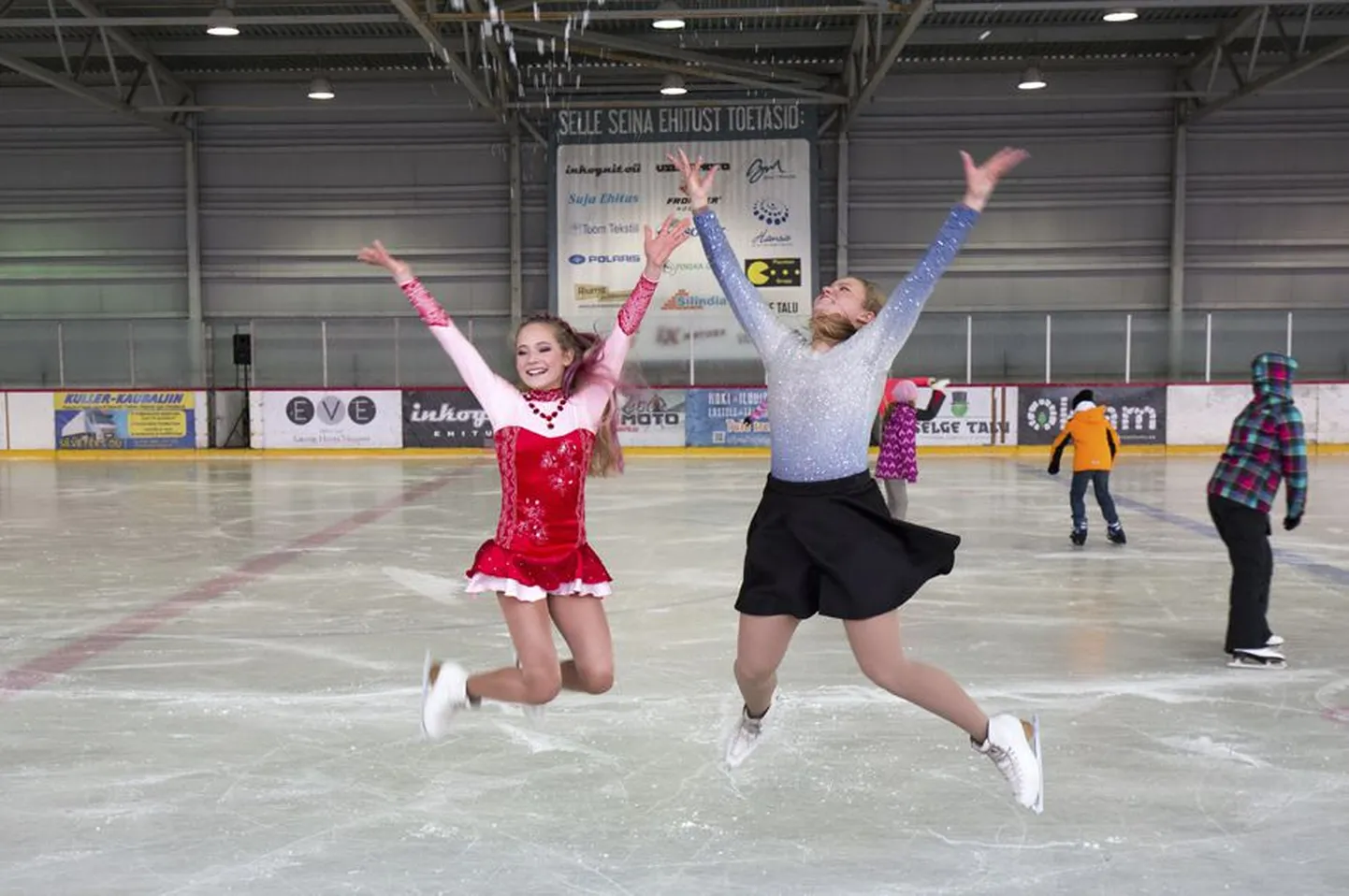 Iga Viljandlane, kes käib uisutamas, aitab jäähalli imastikukindlamaks muuta.