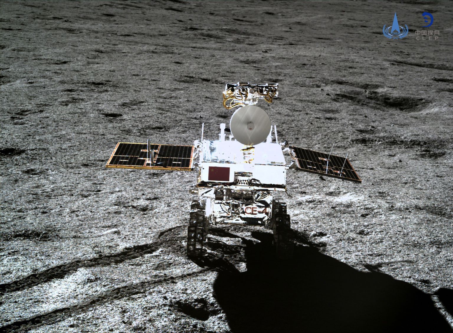 Hiina riikliku kosmoseameti (CNSA) avaldatud foto kuukulgur Yutu 2-st (Nefriitjänes 2) Kuu pinnal