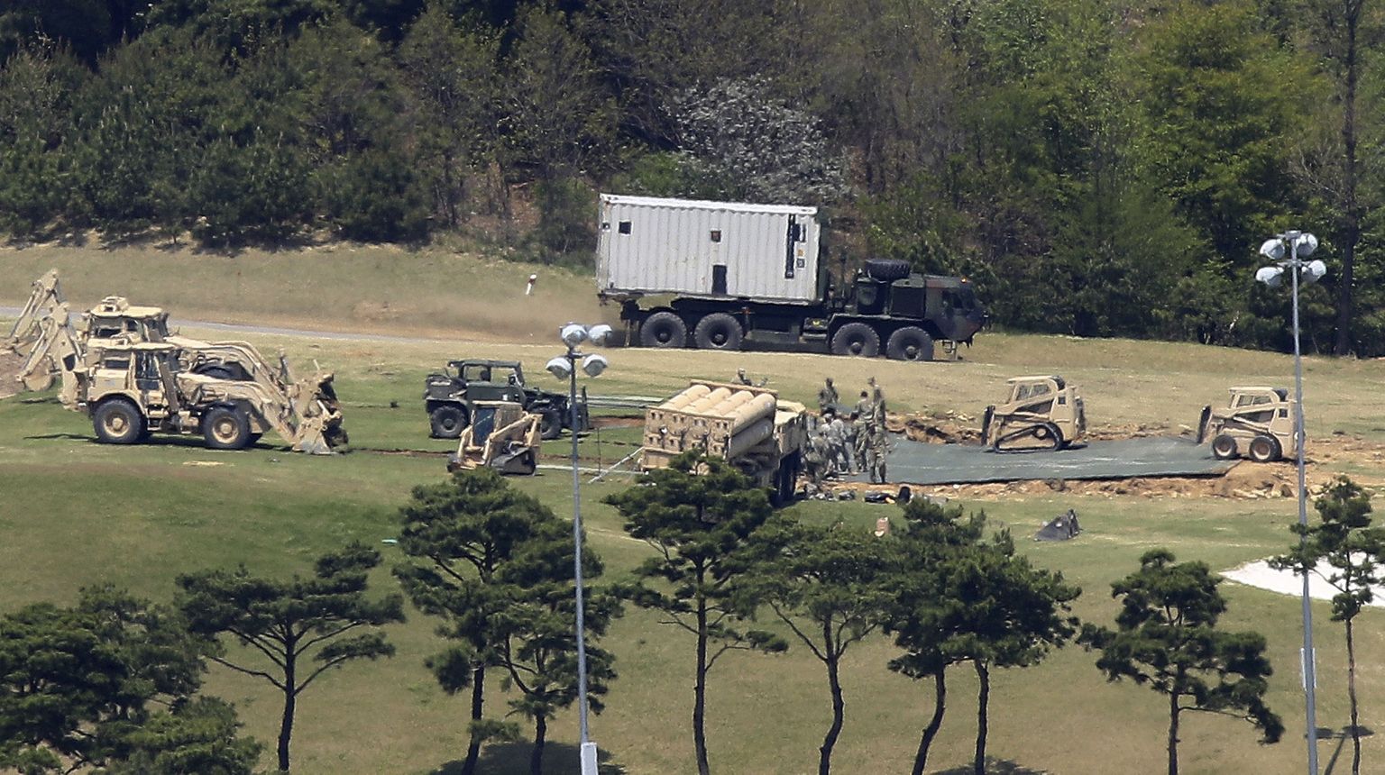 USA ja Lõuna-Korea sõjaväelased paigaldavad raketitõrjesüsteemi.