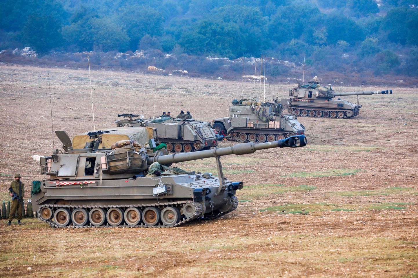 Iisraeli sõjavägi suurtükkidega Liibanoni ja Iisraeli piiri lähistel 8. oktoobril 2023. aastal.