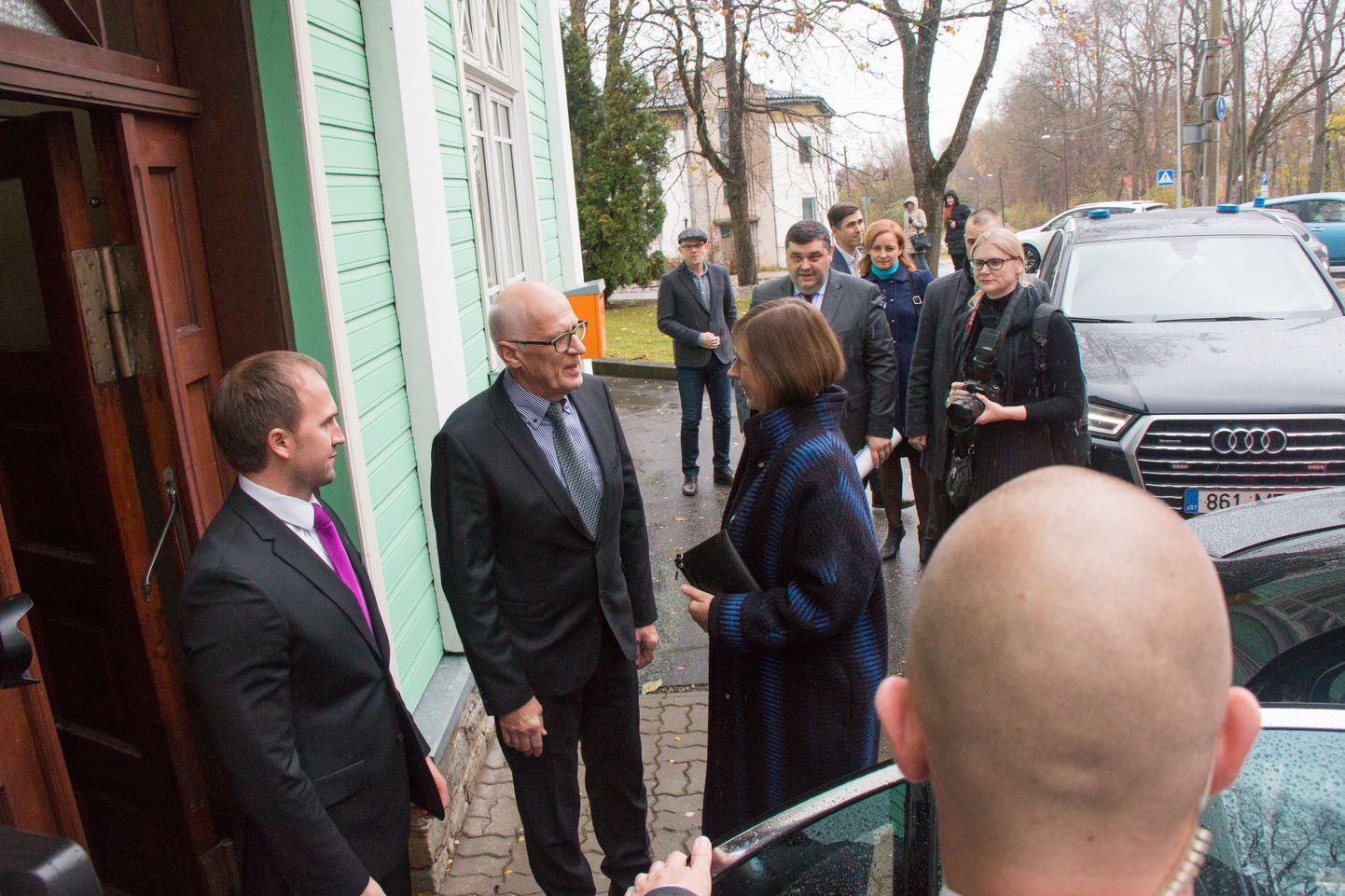 President Kersti Kaljulaid jõudis oma külaskäigul Lääne-Virumaal Rakverre, kus ta kohtus maavalitsuses omavalitsusjuhtidega ja külastab ka Aqva spordikeskust.