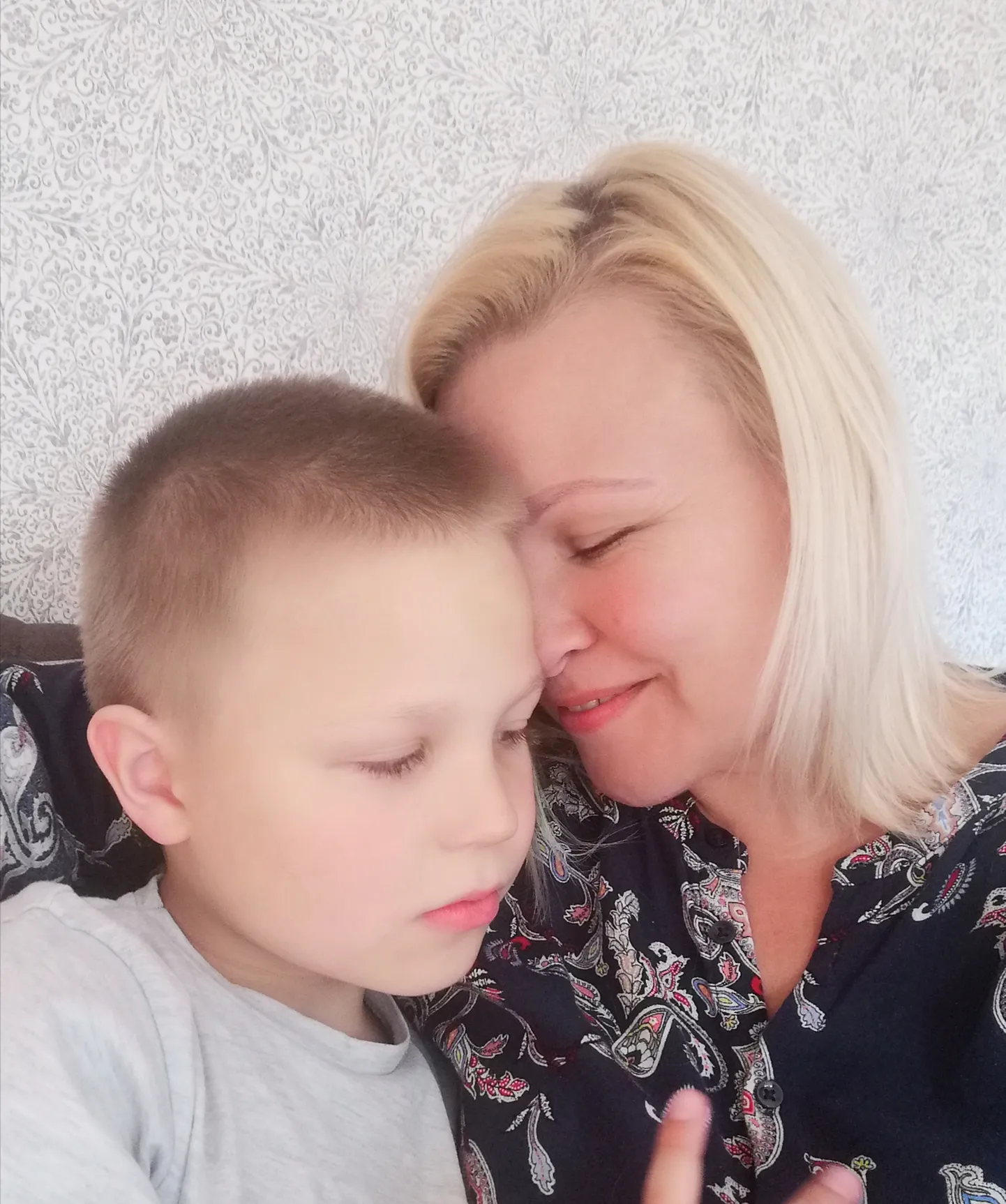 Älis valmistab end ette ajaks, mil tuleb pojast lahti lasta, et Aksel saaks ka oma kodu, kus elada täiskasvanuelu. Erivajadusega noorele sobiva elukoha leidmine on Eesti riigis väga muret tekitav, nendib Älis. Ta nendib, et lapsevanematel oleks palju kindlam tunne, kui elukoha läheduses oleks erihoolekandekodusid, kus on vabu kohti.