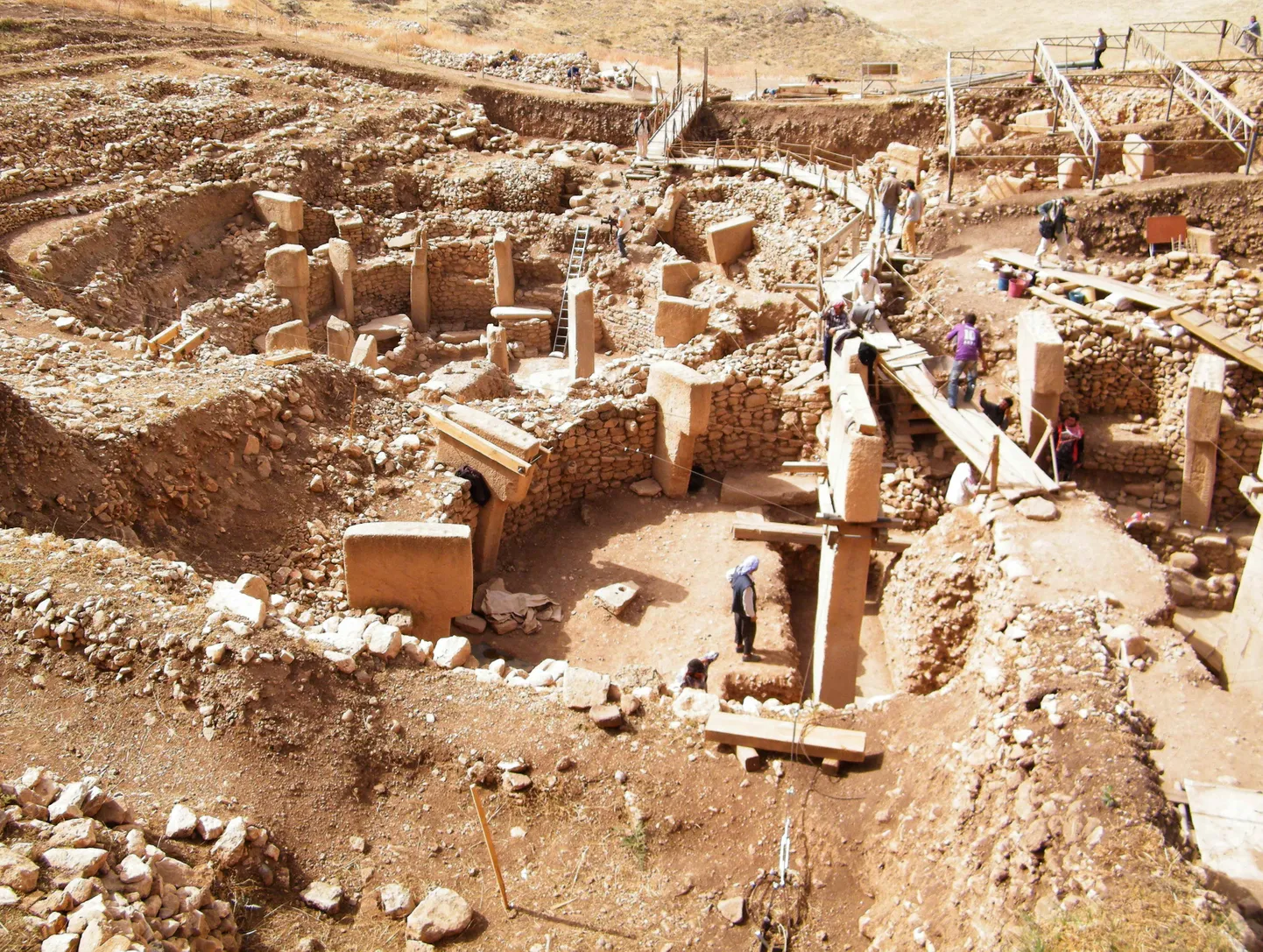 Göbekli Tepe ehitised pärinevad põlluidajate eelsest ajast. Ka küttide ja korilaste ühiskonnad rajasid linnu. Türgi lõunaosas olev välja kaevatud Göbekli Tepe asulakoht 2010. aastal.
