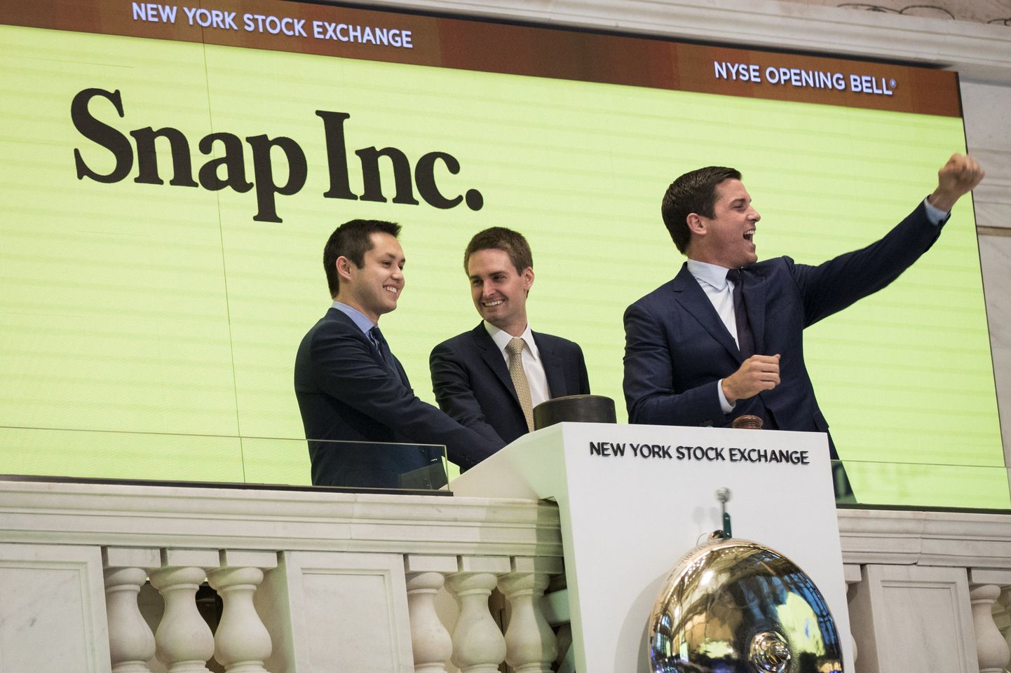 Snapchati kaasasutajad Bobby Murphy ja Evan Spiegel piduliku avamiskella helistamisel New Yorgi börsil.