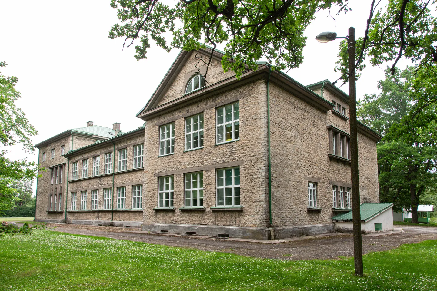 Kui kevadel tahtis Lüganuse volikogu Lüganuse kooli sellest õppeaastast kinni panna, siis järgnes sellele protestilaine, kogukonna kohtusse pöördumine ning haridus- ja teadusministeeriumi ettepanek kool riigistada.