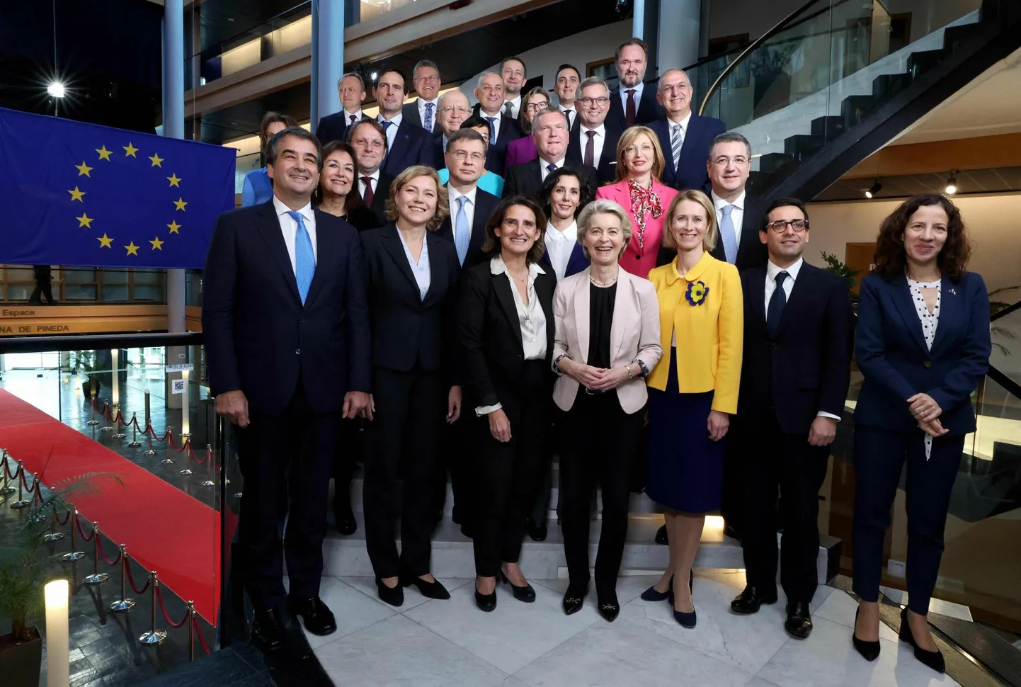 Uue Euroopa Komisjoni volinikud poseerivad pärast Euroopa Parlamendilt heakskiidu saamist Strasbourgis. Esireas koos komisjoni presidendi Ursula von der Leyeniga (keskel) juhtivad asepresidendid Raffaele Fitto, Kaja Kallas, Teresa Ribera, Henna Virkkunen, Stéphane Séjourné ja Roxana Mînzatu.