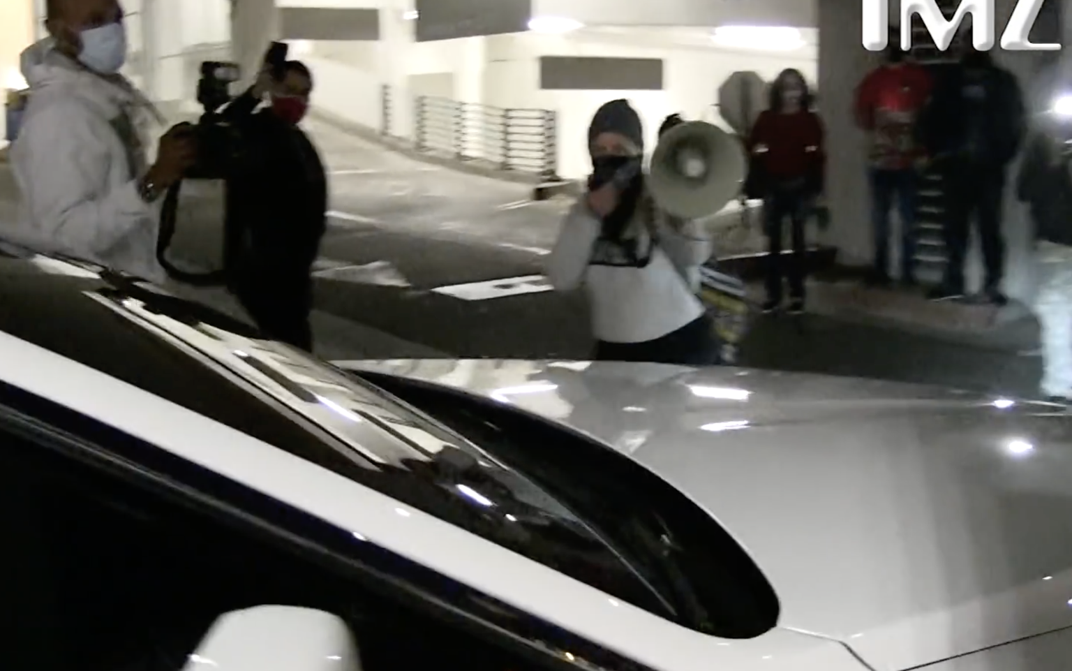 Jenner varjus kiirelt autosse ning vältis protestijaid.