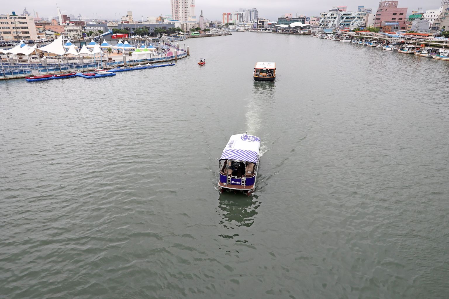 Laevajuhita turismilaeva katsetused Pohangi kanalil