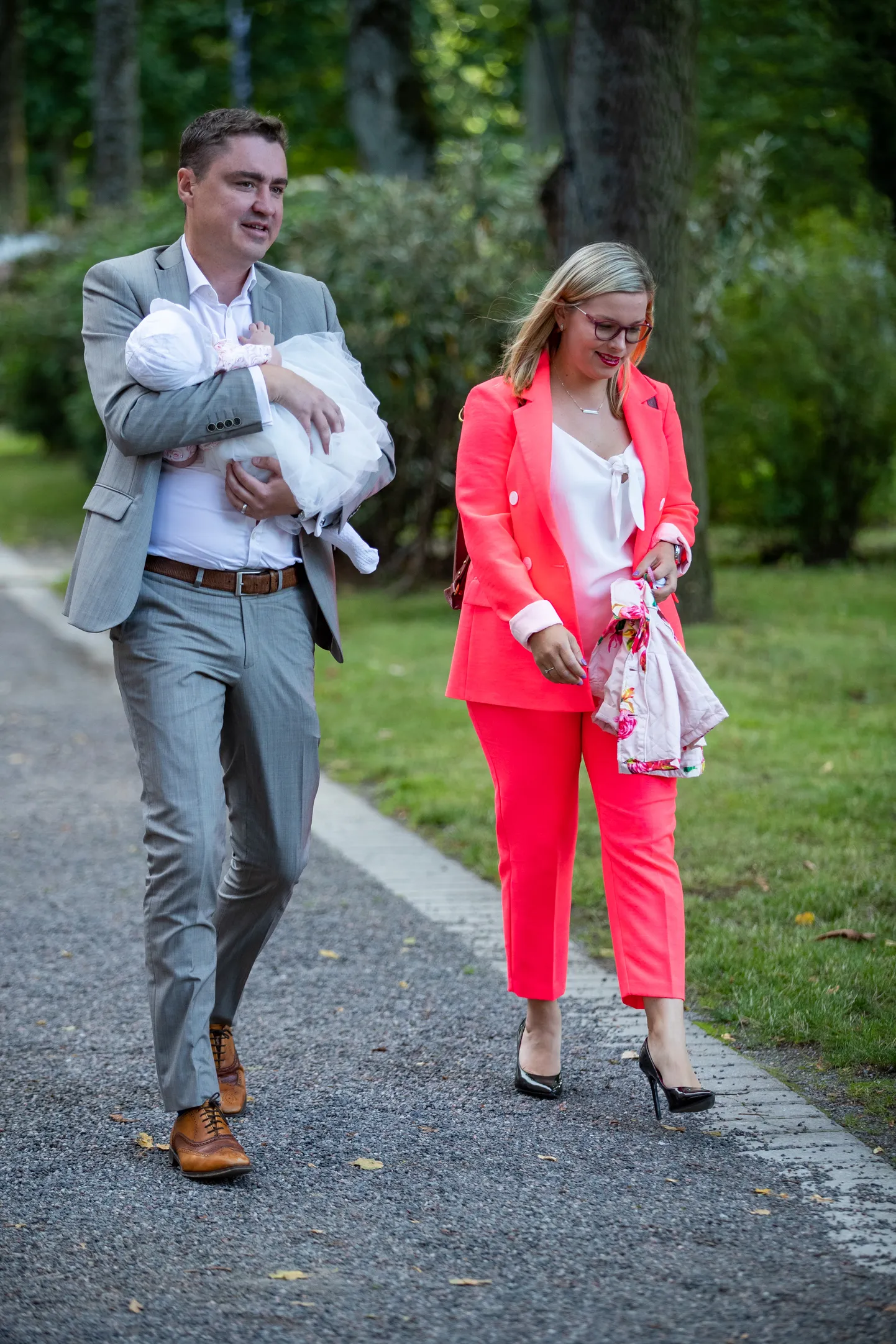 Iseseisvuse taastamise aastapäeva vastuvõtt presidendi kantselei roosiaias 2019. aastal. Taavi ja Luisa Rõivas koos pisitütre Umaga.
