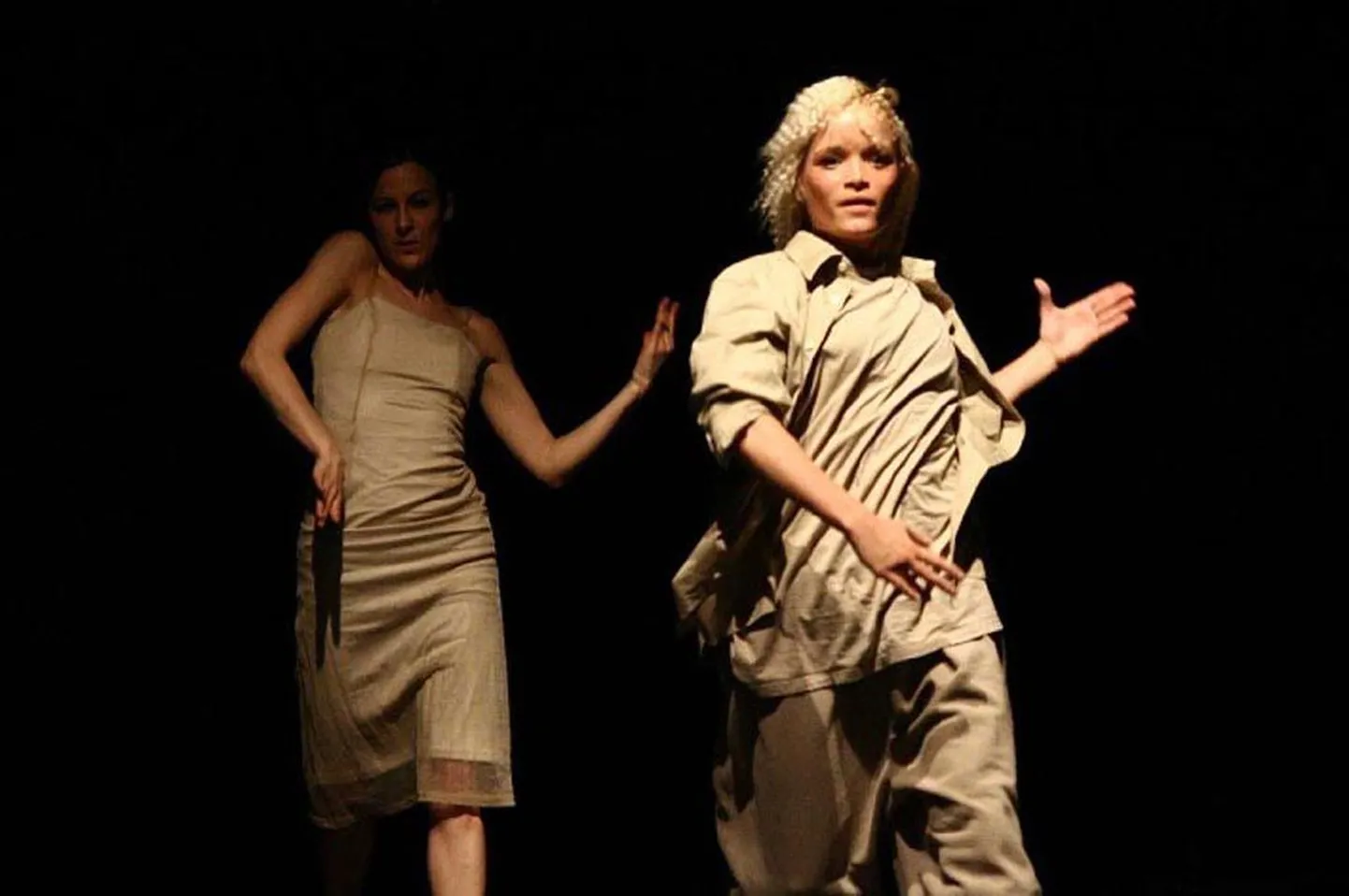 Kalli Pikase ja Liina Luige lavastatud tantsuetendus "Kalli(i)na".