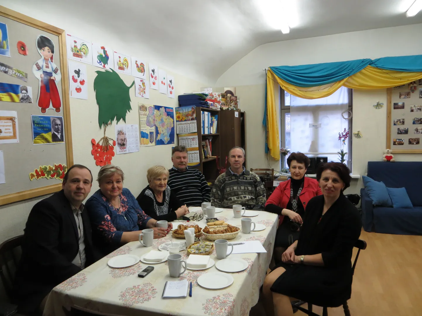 Руслана Довга на фото крайняя справа