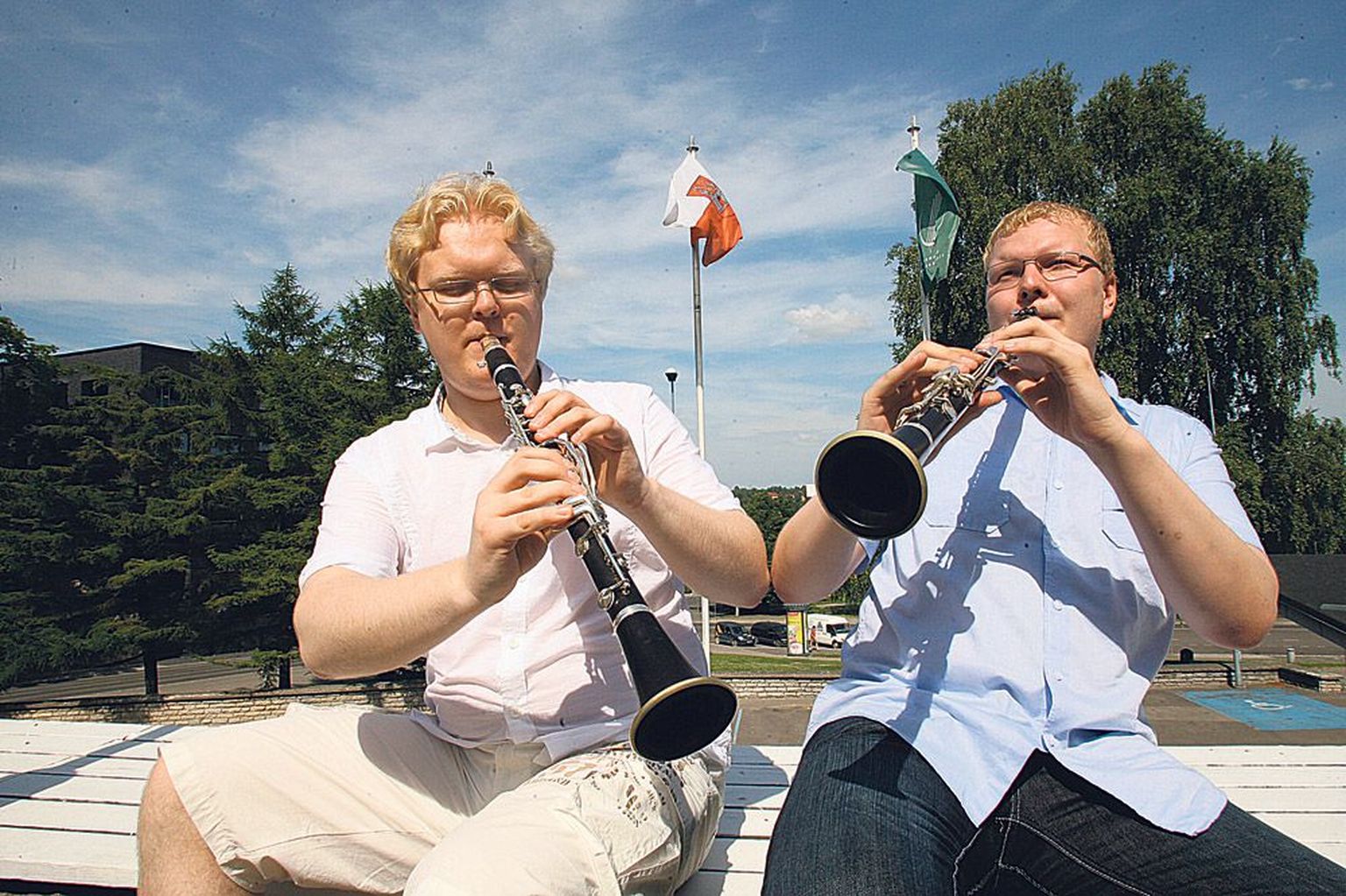 Tõnu Kalm (vasakult) ja Heimo Hodanjonok on mõlemad Vanemuise sümfooniaorkestri klarnetistid 2007. aasta juulist, mõlemad 22-aastased ja mõlemad osalevad nii Elva klarnetisuve üritustel kui ka festivalil «Mürtsub pill».