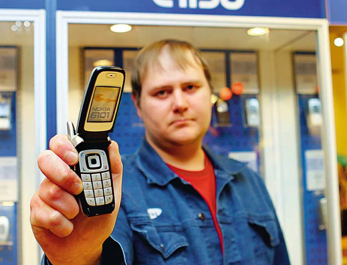 Elisa müügikonsultant Martin Vest näitab Nokia 6101 telefoni imitatsiooni, sest selle mudeli päristelefonid said Stockmannis asuvas Elisa esinduses eile õhtul otsa.