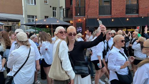 FOTOD JA VIDEO ⟩ «Õlu voolab siin ojadena.» Vaata kuidas sajad Pitbulli fännid vallutasid Riia tänava ja panid JBL-kõlariga peo püsti