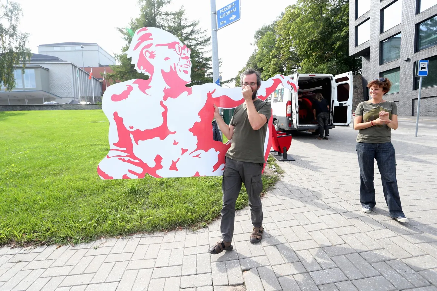Ivar Põllu viib Voldemar Panso pildi kaubikust Vanemuise suure maja juurde.