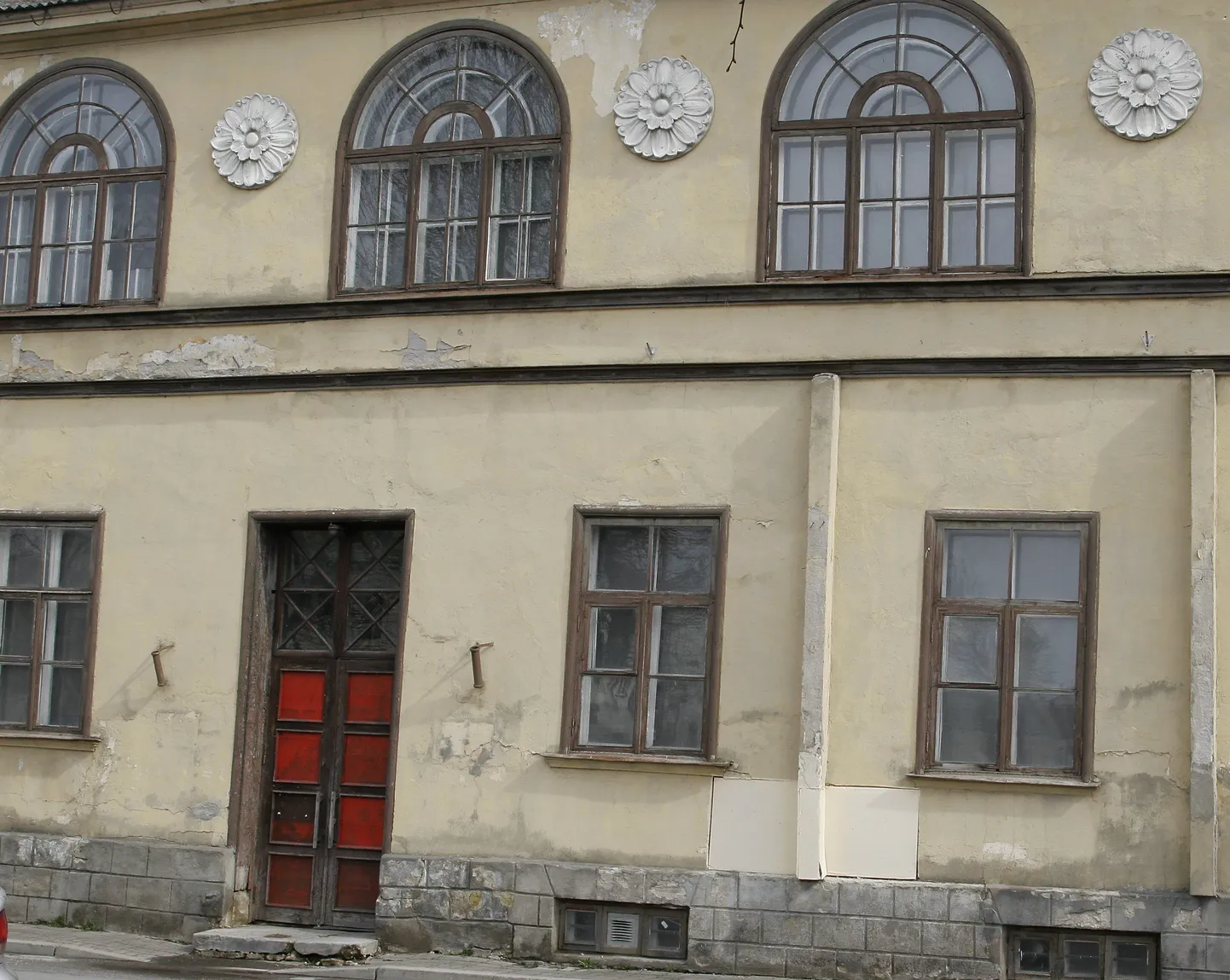 Pärnu uue kunsti muuseum on kasutanud suviti Viljandis näituste korraldamiseks Linnu tänaval tühjana seisvat maja.