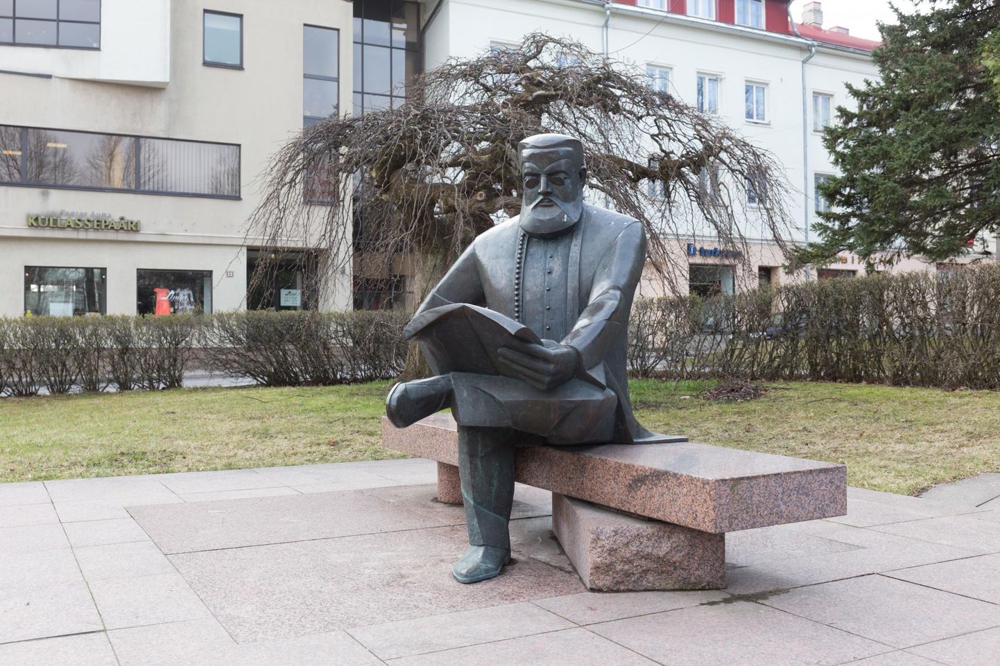 Üheksa aastat pärast esimest üldlaulupidu, aastal 1878 asutas Carl Robert Jakobson (1841–1882) Viljandis ajalehe Sakala. Aastal 1998 avati Viljandi kesklinnas tema skulptuur, mille on kavandanud kujur Mati Karmin ja arhitekt Tiit Trummal.