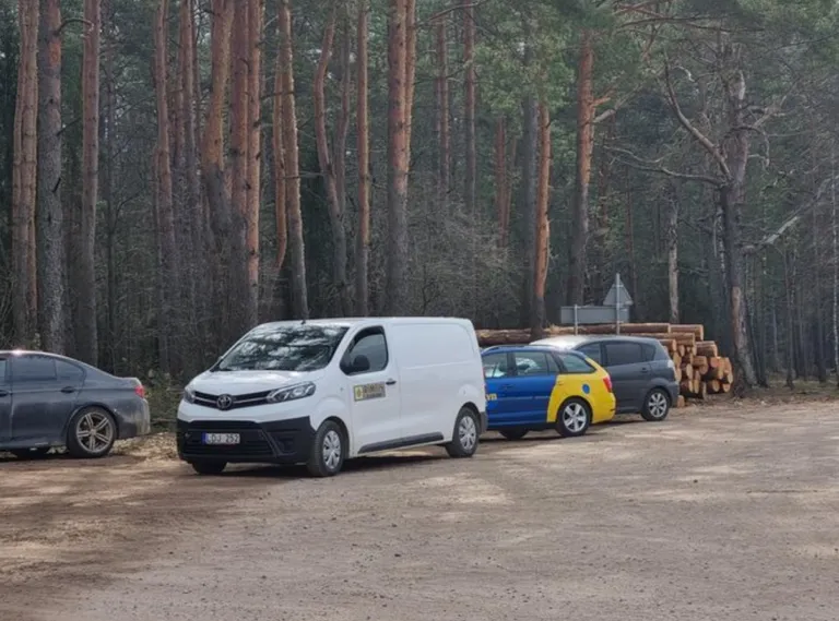 Apbedīšanas biroja automašīna poligona teritorijā.
