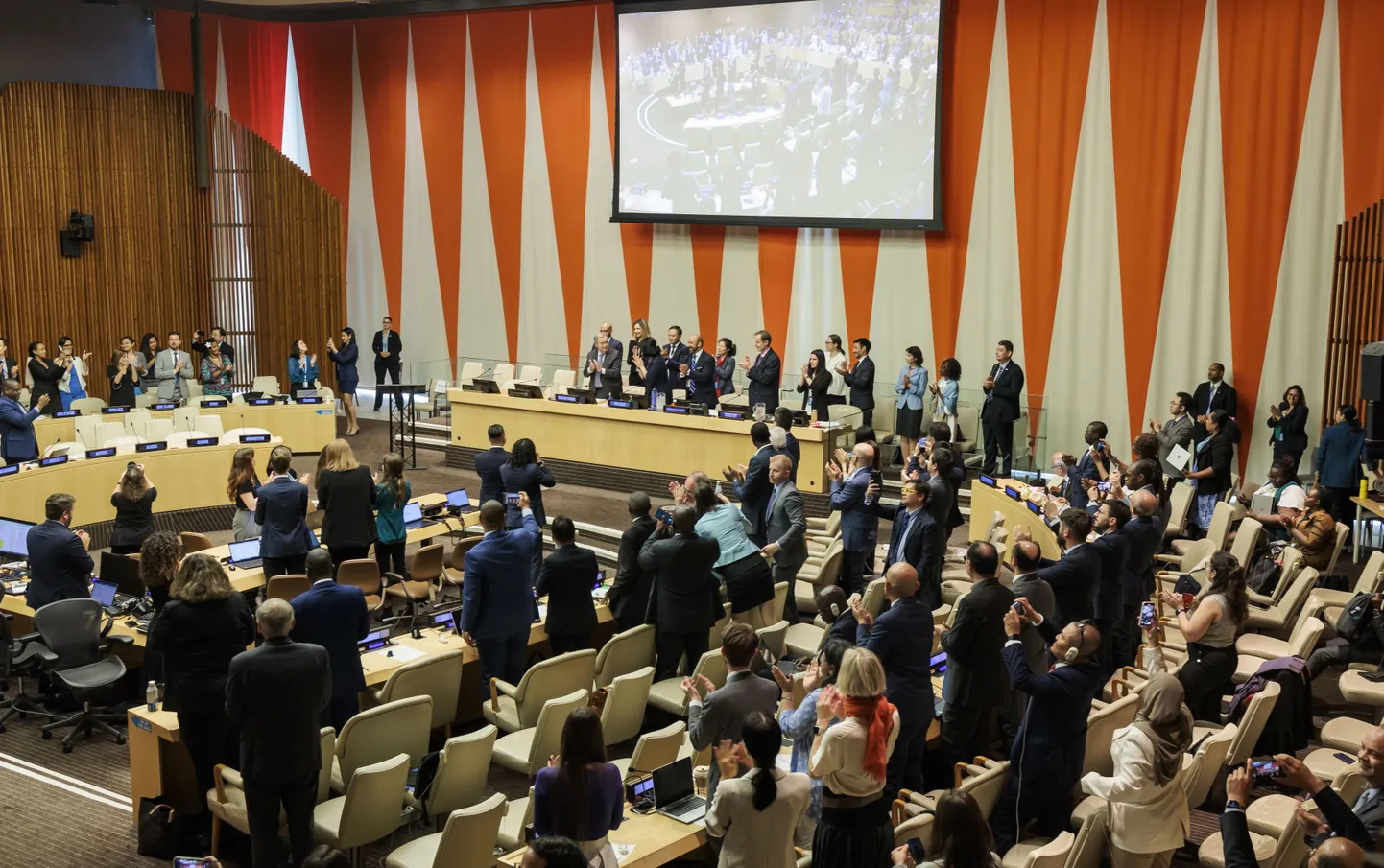 ÜRO peakorteris võeti esmaspäeval, 19. juunil vastu niinimetatud avamerelepe, mida saadikud tervitasid aplausiga püsti seistes.