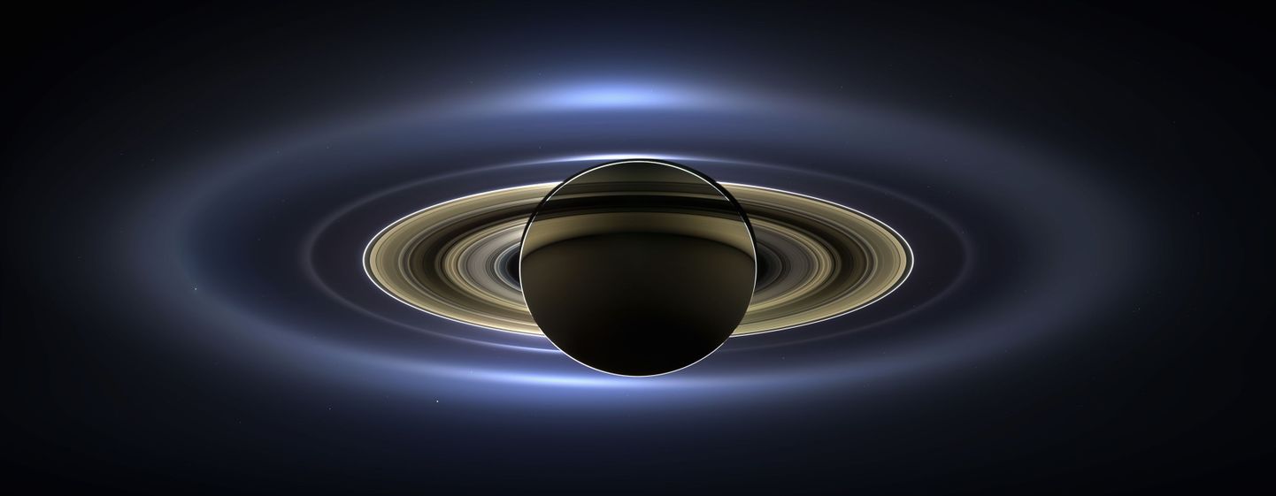 Naturaalsete värvidega foto Saturnist, millel on jäädvustatud kõik rõngad peale kõige välimise, Saturni kuud, Maa, Marss ja Veenus.