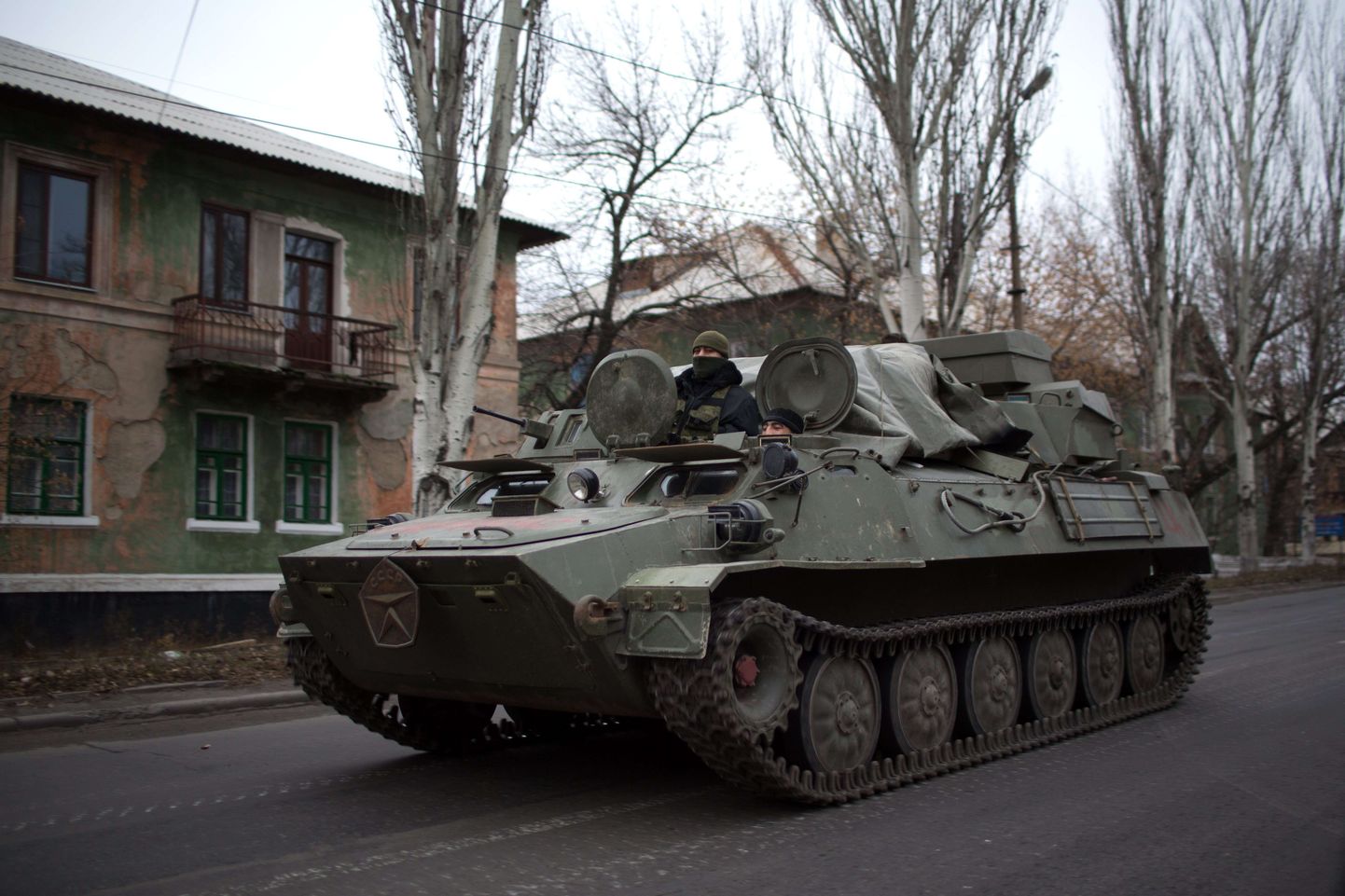 Soomuk Ida-Ukrainas mässuliste kontrolli all olevas Donetskis