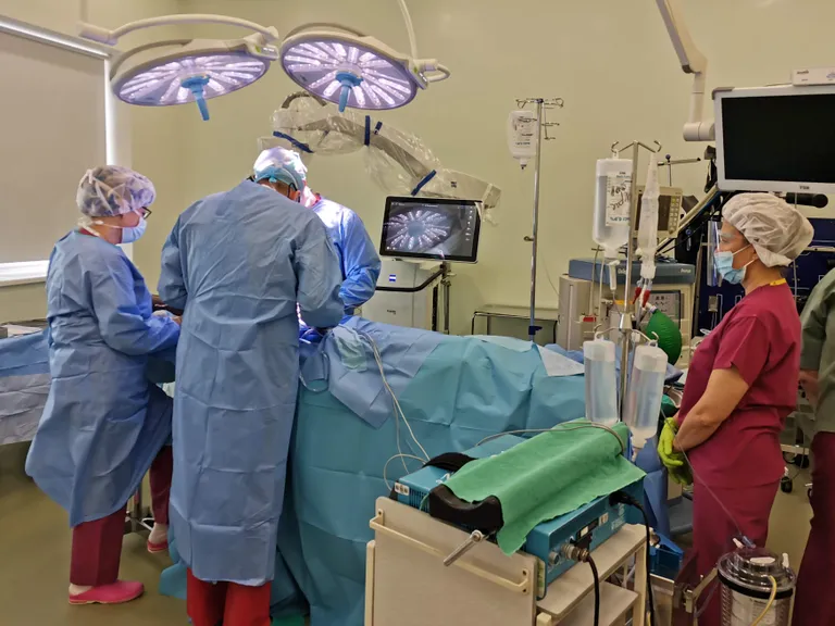 Ventspils slimnīcā veikta Baltijā unikāla mugurkaulāja operācija