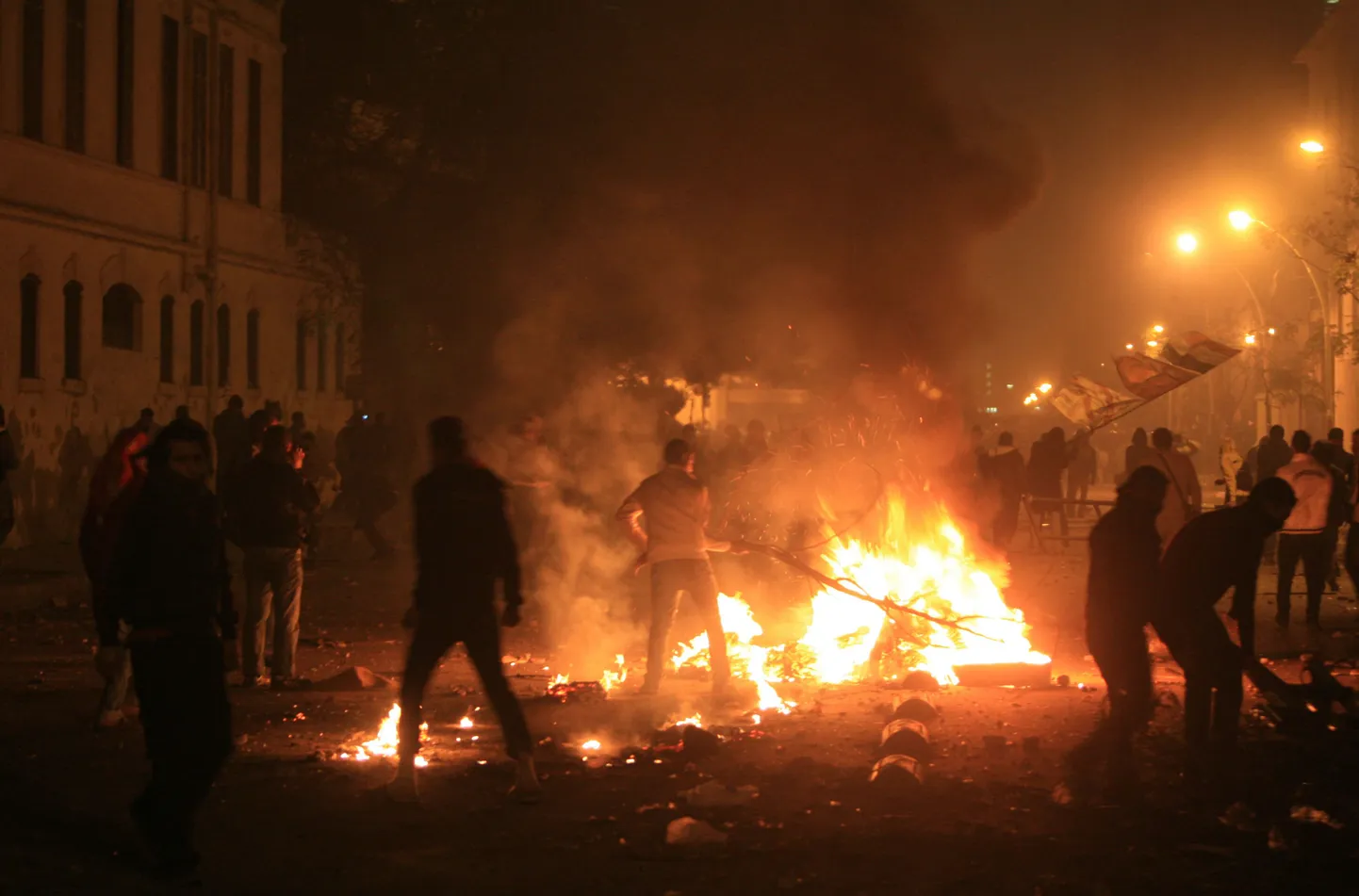 Protestijad Kairos siseministeeriumi hoone lähedal