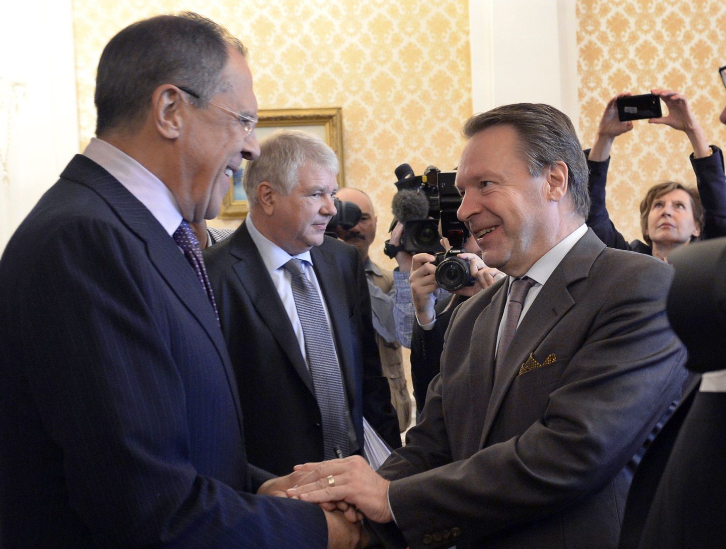 OSCE peaassamblee esimees Ilkka Kanerva (paremal) koos Vene välisministri Sergei Lavroviga täna Moskvas.
