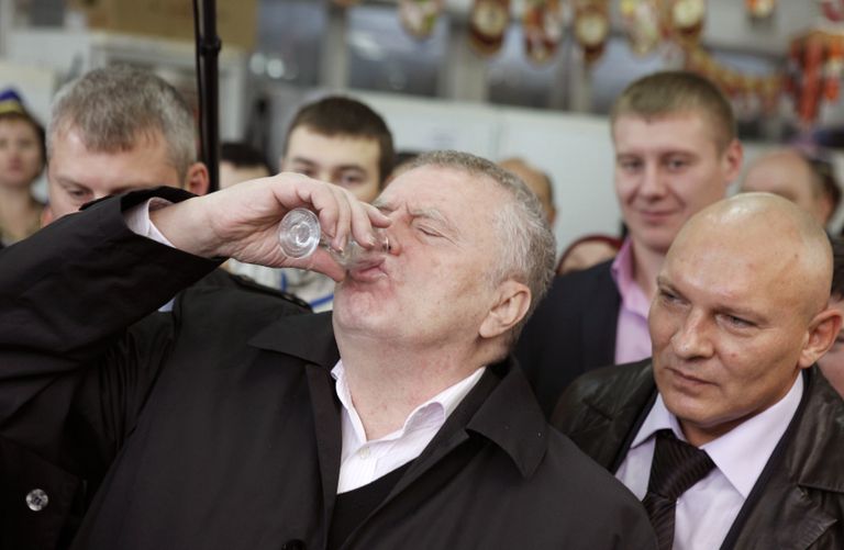 Владимир Жириновский выпивает рюмку водки во время посещения рынка в рамках предвыборной кампании своей партии в Госдуму. 15 октября 2011 года