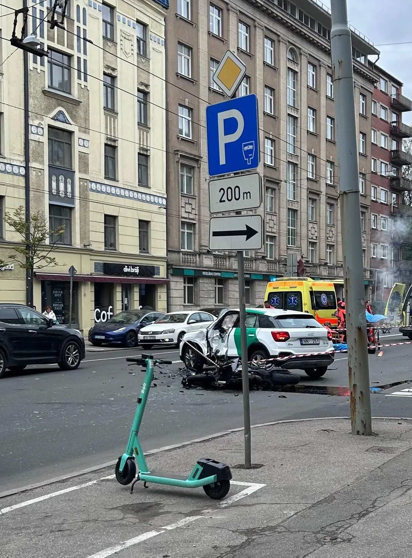 Brauciens strauji aprāvās: atklāta jauna informācija par motociklista bojāeju Rīgas centrā