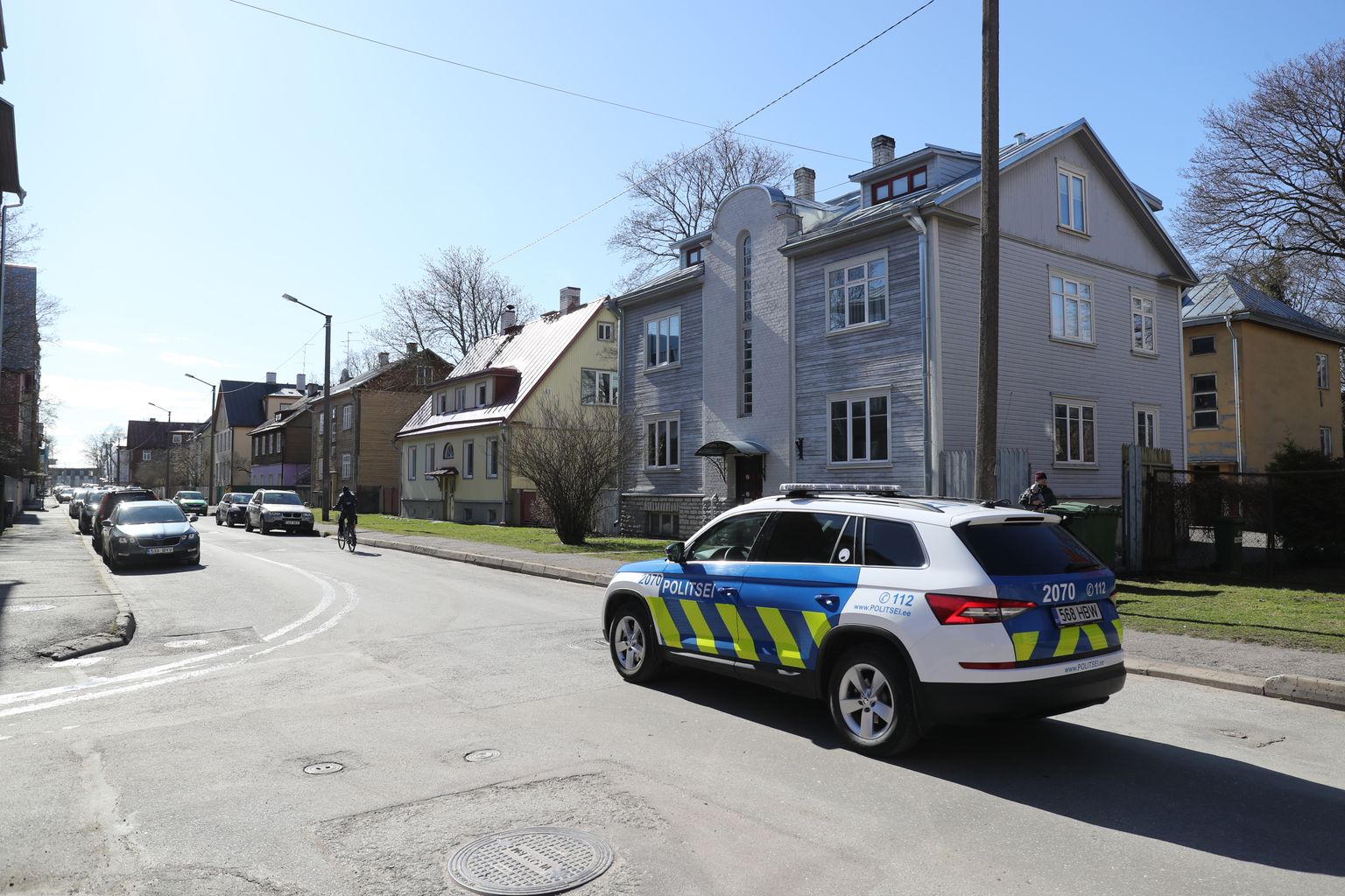 Politsei patrullimas Tallinnas Kungla tänaval, kus on peamiselt pisikesed kortermajad ja kokkuhoidev kogukond. Siiski panevad neid viimasel ajal muretsema Kalamajas uksi katsumas käivad võõrad.