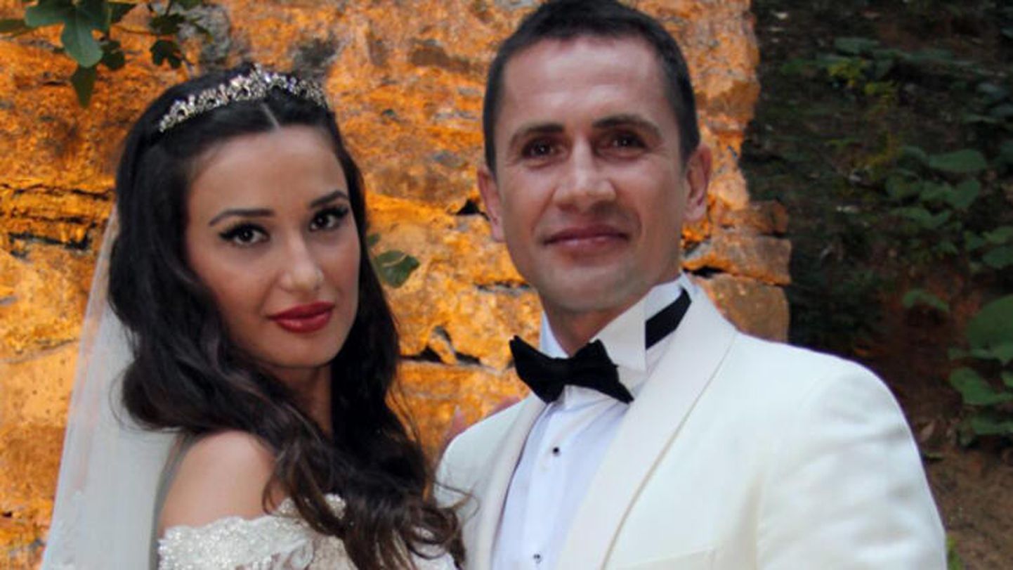 Endine Türgi jalgpallikoondislane Emre Asik ja tema abikaasa Yagmur Asik