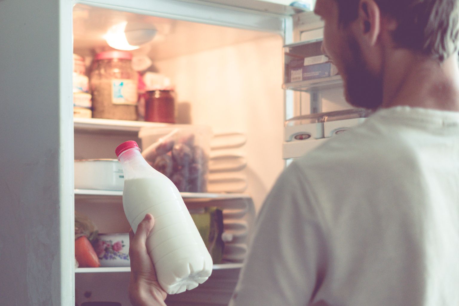Piimapaki hoiustamine külmkapi tagaosas võib aidata säästa raha.
