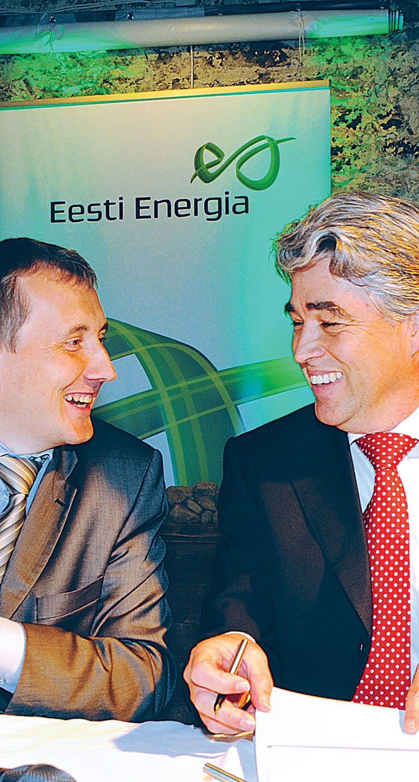 Eesti Energia juht Sandor Liive (vasakul) ja insenerifirma Outotec asepresident Peter Weber kirjutasid alla põlevkivist transpordikütuseid tootma hakkava ühisettevõtte lepingule.