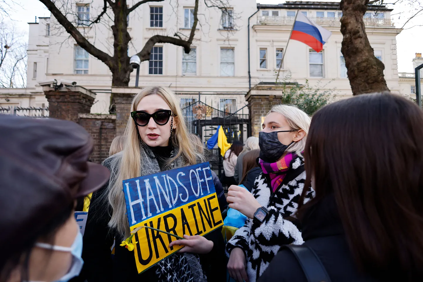 Protesta akcijas Ukrainas atbalstam pie Krievijas vēstniecības Londonā