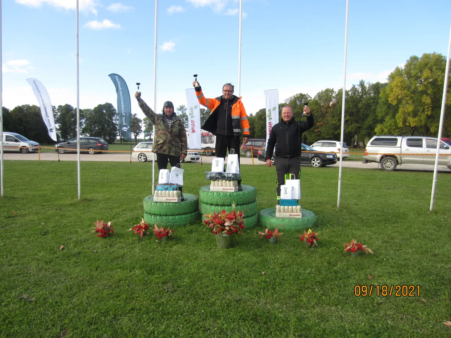 Esimese põkade künnivõistluse võitjad 2021. aastal Olustvere Eesti künnimeistrivõistlustel: Heiki Hiiemäe (vasakult), Toivo Sepp ja Kalle klandor.